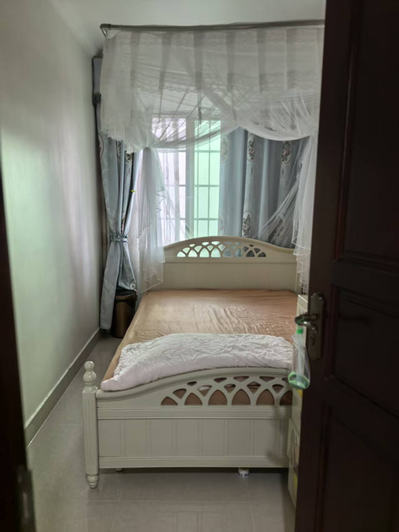 德盛华庭  4室2厅2卫    165.0万客厅