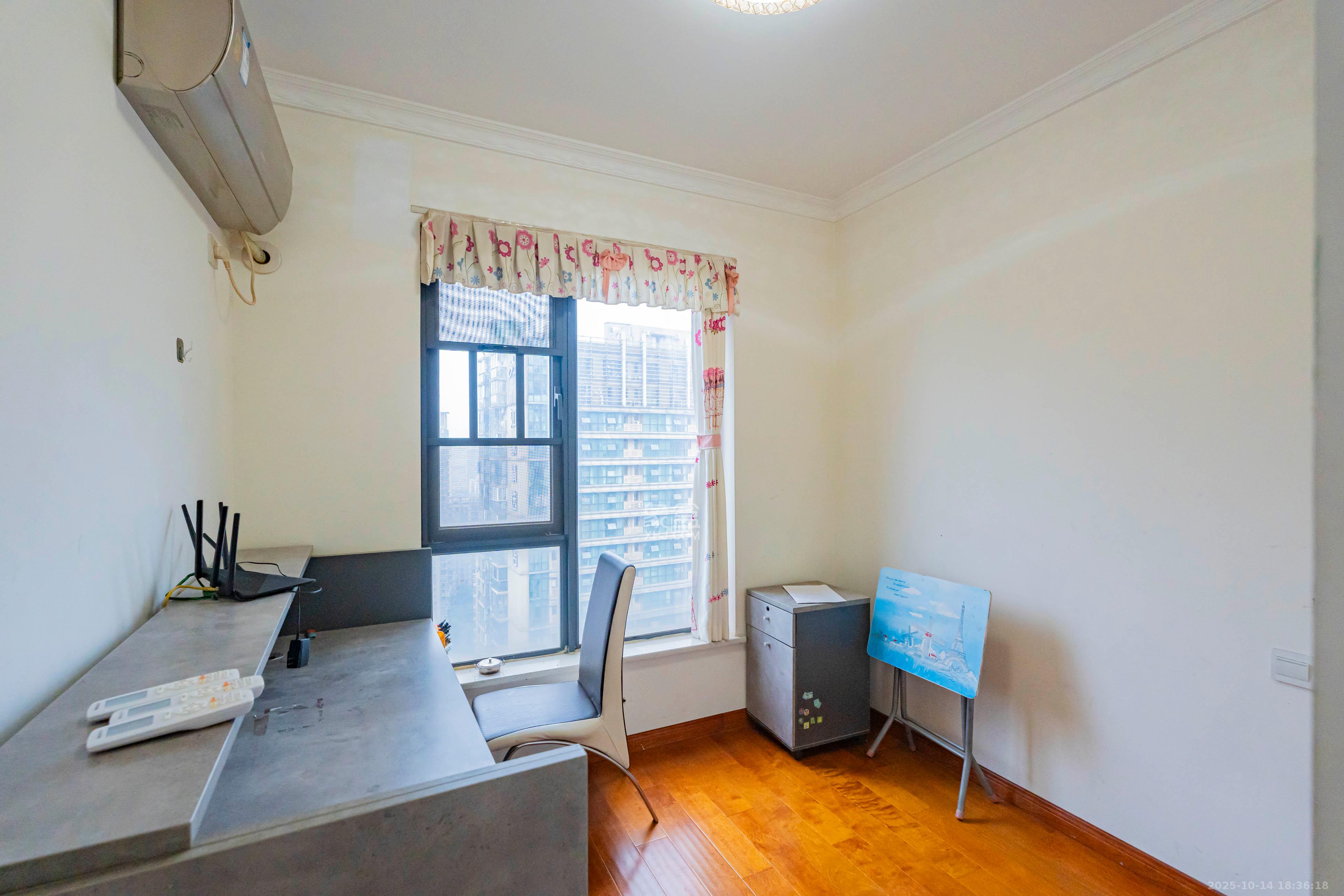 天健壹平方英里(天健芙蓉盛世二期) 4室2厅2卫 200.0万 天健壹平方英里(天健芙蓉盛世二期) 4室2厅2卫 200.0万卧室