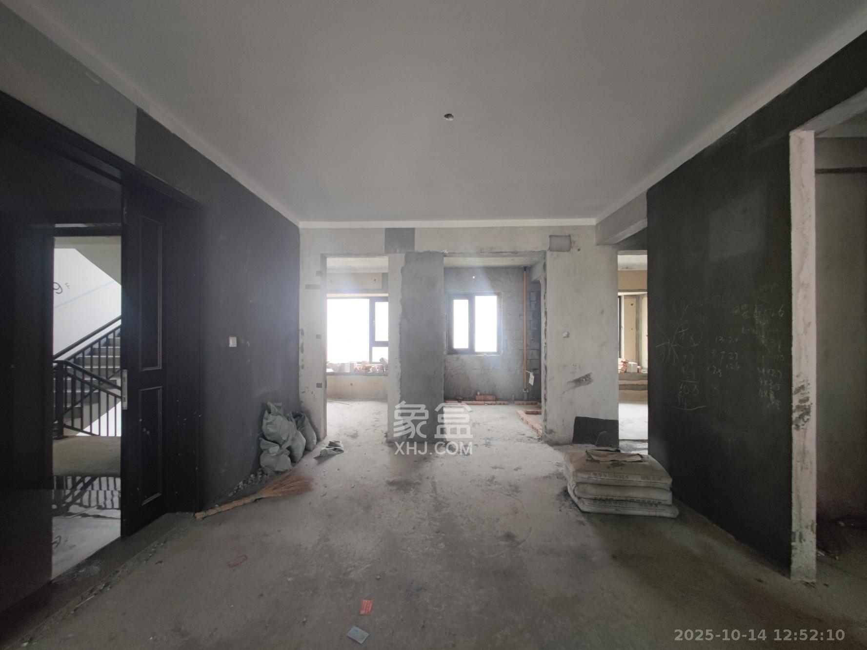 远洋红星天铂一期  4室2厅2卫    140.0万其他