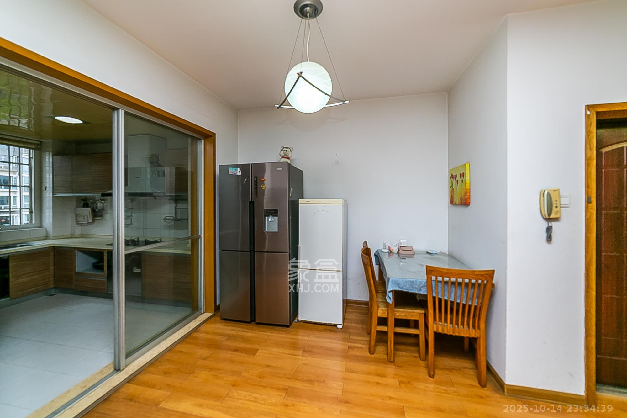 华银南苑  3室2厅2卫    95.0万客厅