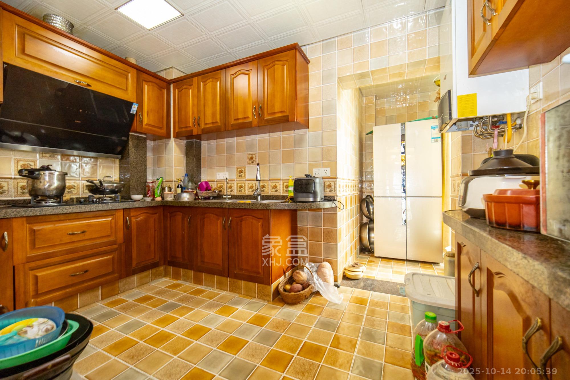 圣爵菲斯  4室2厅2卫    127.0万 圣爵菲斯  4室2厅2卫    127.0万厨房