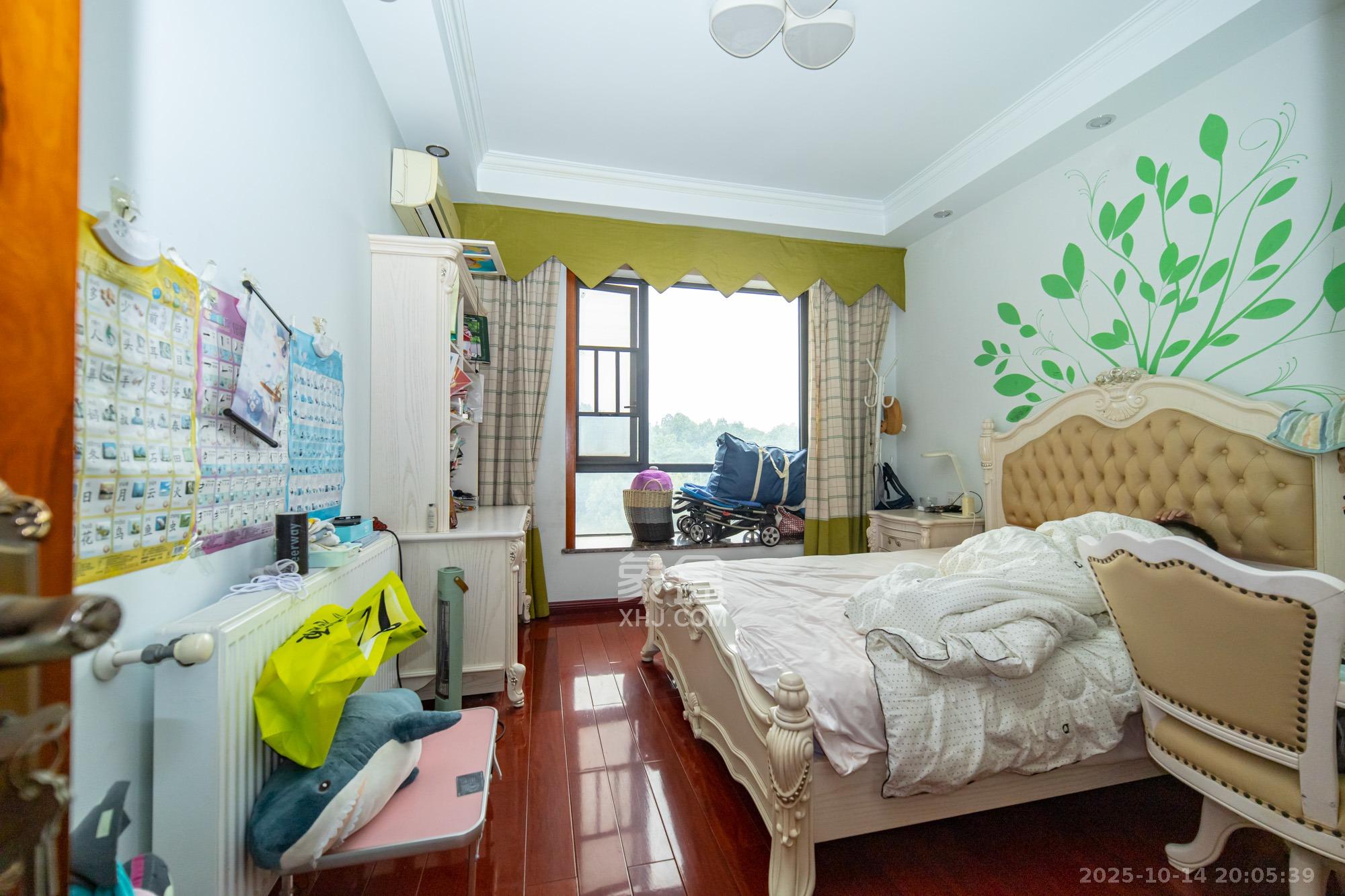 圣爵菲斯  4室2厅2卫    127.0万 圣爵菲斯  4室2厅2卫    127.0万卧室