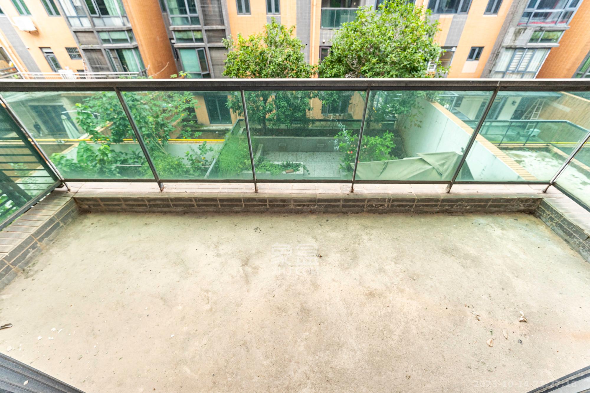 海伦春天  5室3厅2卫    240.0万阳台