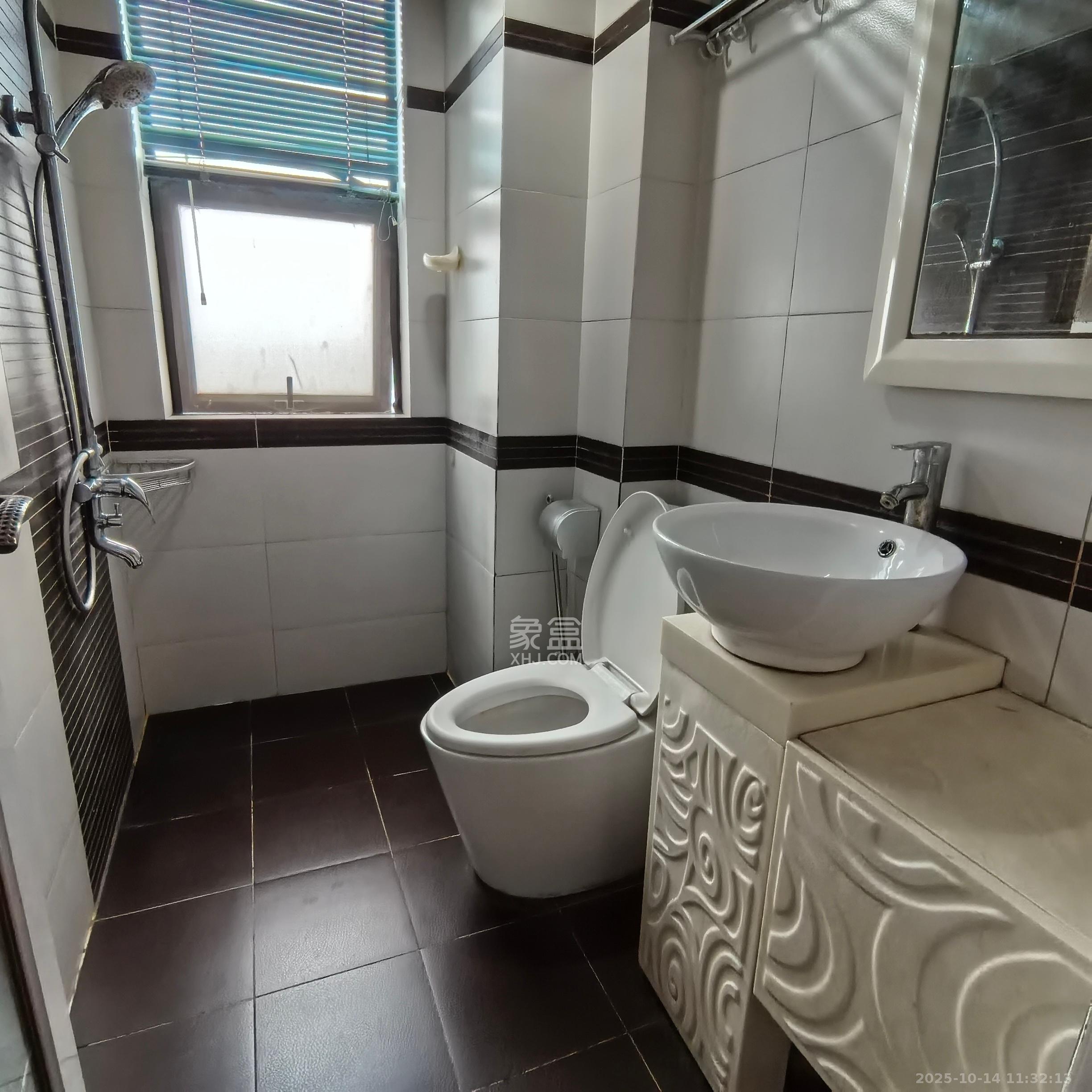 莱茵城  3室2厅2卫    2000.0元/月室内图