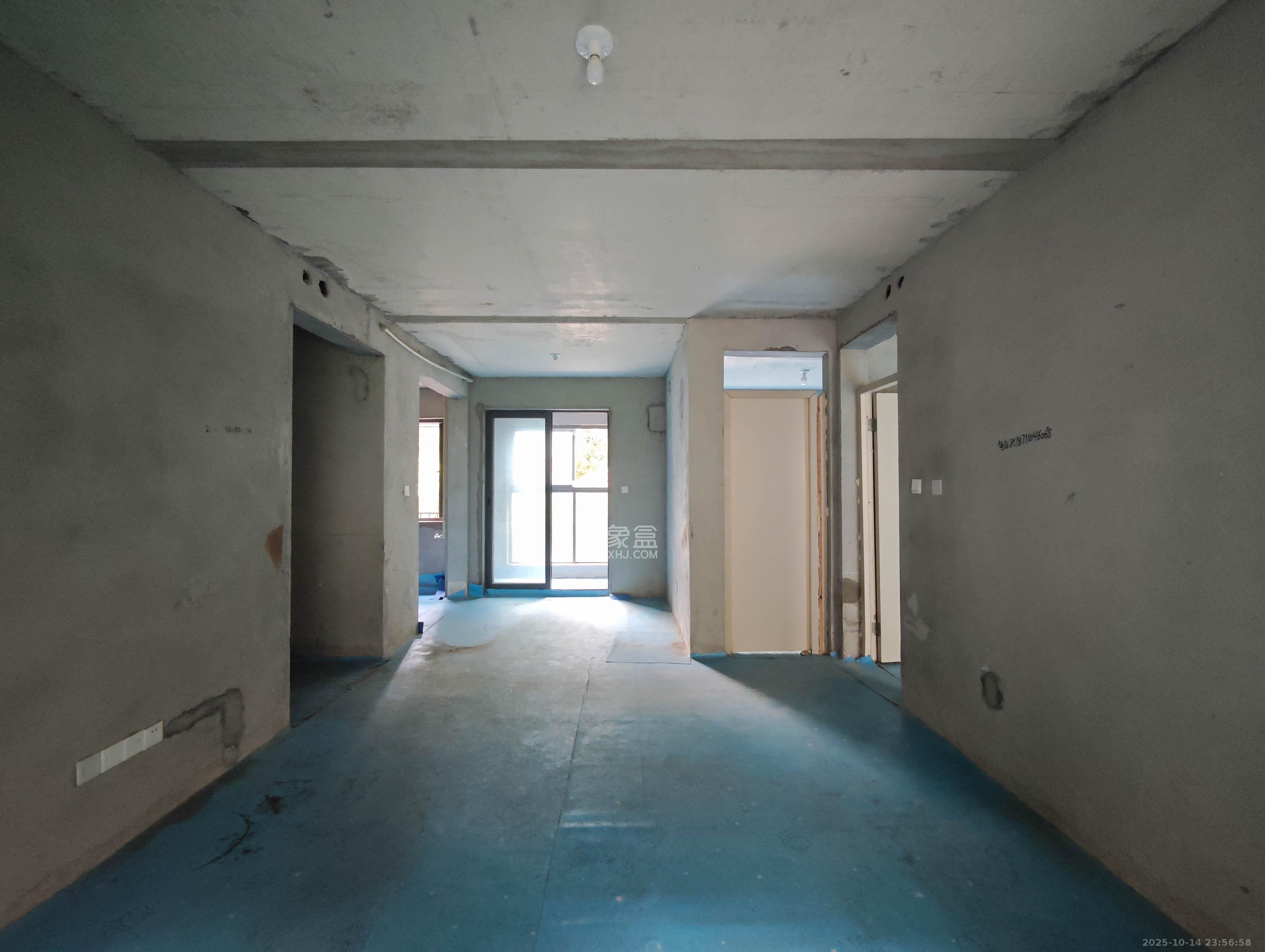 新城明昱东方  3室2厅2卫    75.0万客厅