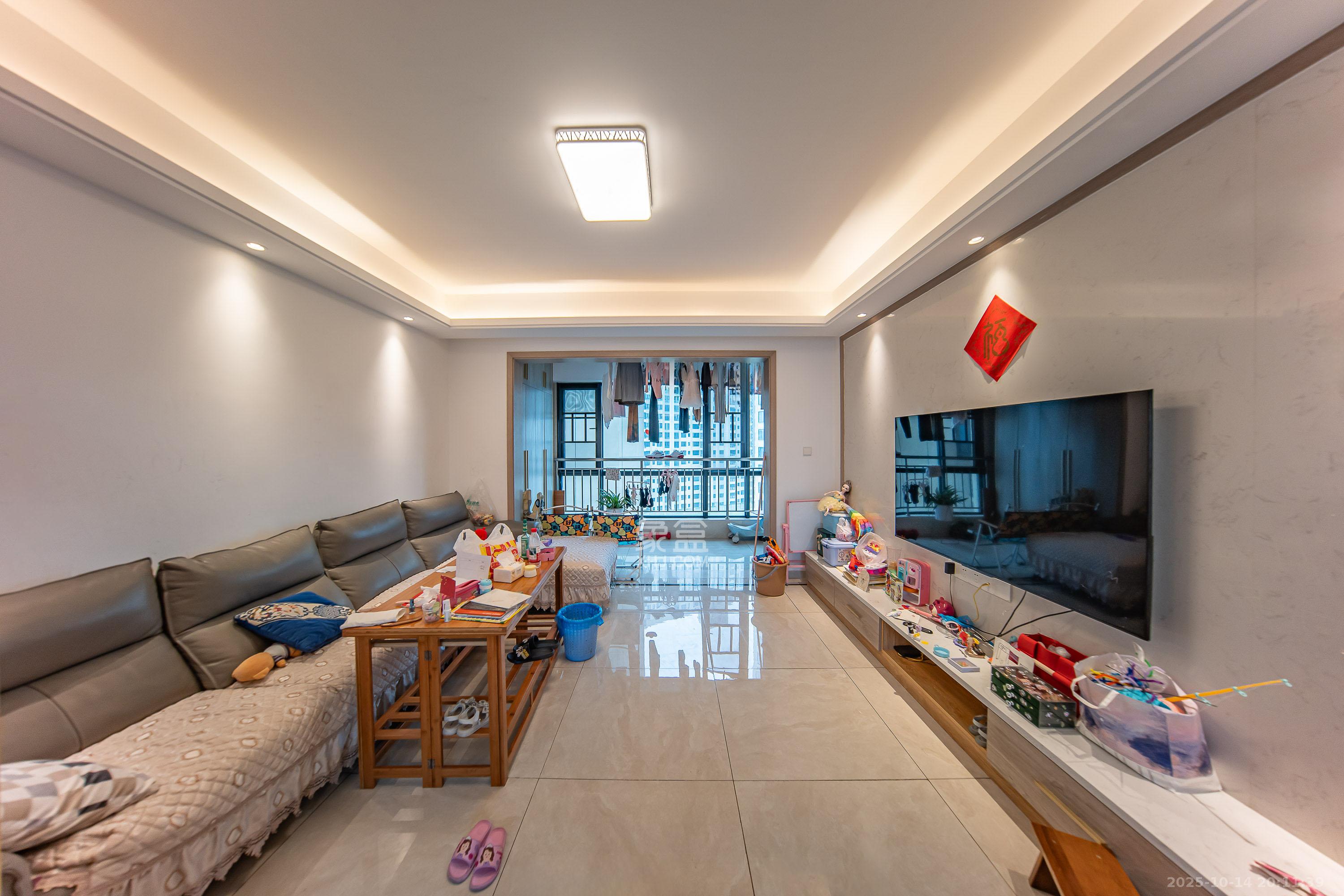 建投象山国际  4室2厅2卫    185.0万客厅