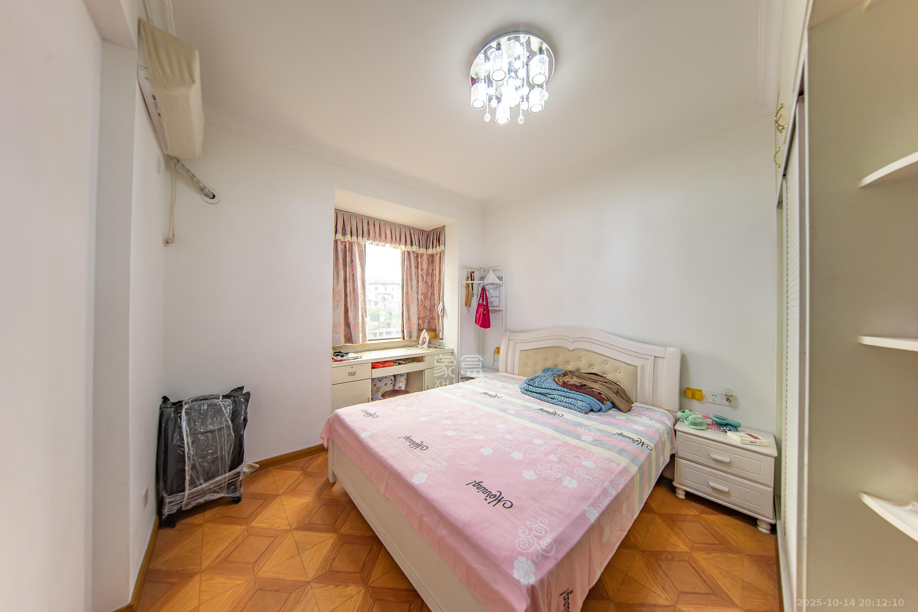 卓越麓山别墅(麓山峰境产权麓山花苑)  3室2厅2卫    70.88万 卓越麓山别墅(麓山峰境产权麓山花苑)  3室2厅2卫    70.88万卧室