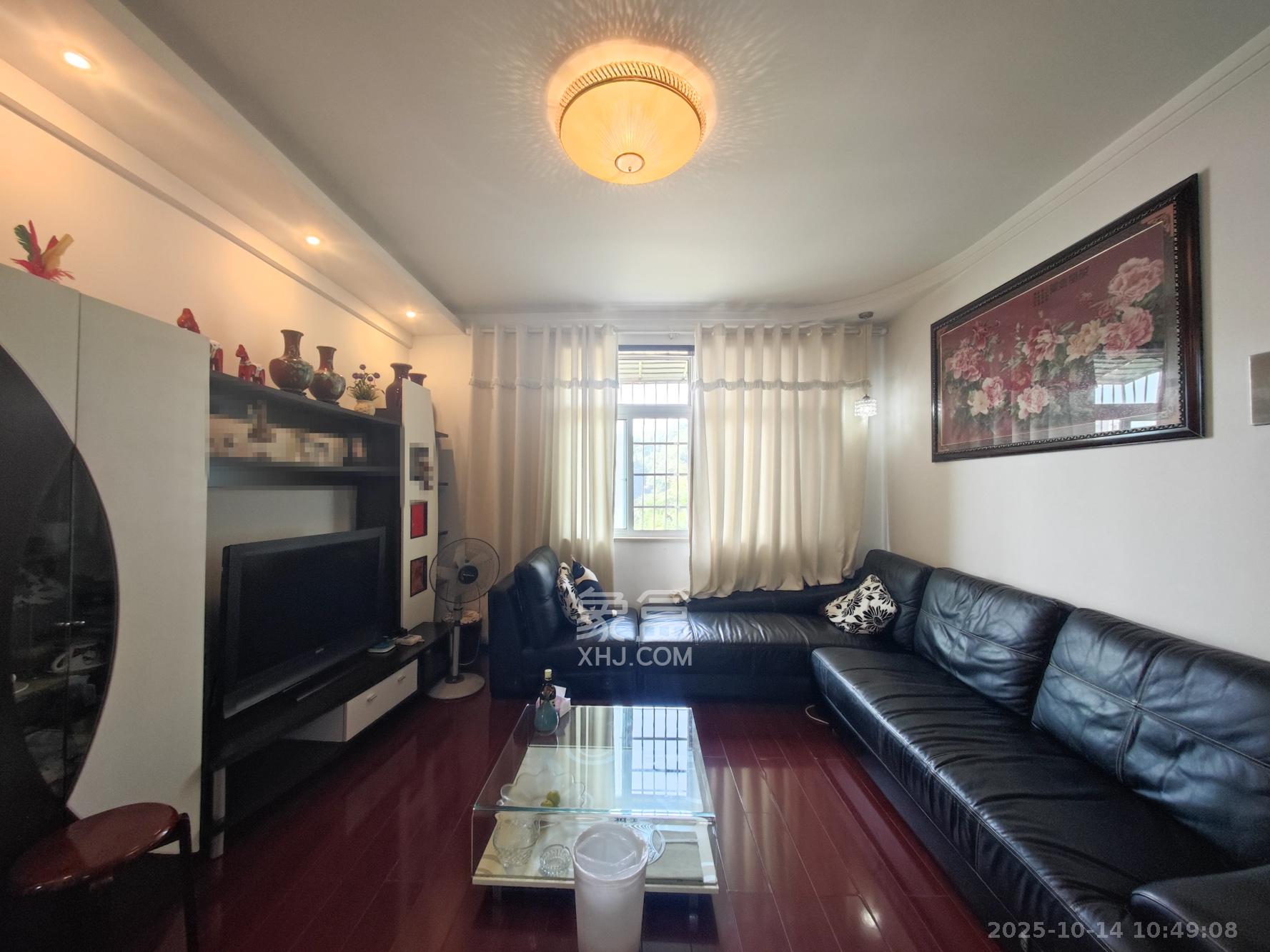 鄱阳小区 3室2厅1卫 82.0万 鄱阳小区 3室2厅1卫 82.0万客厅