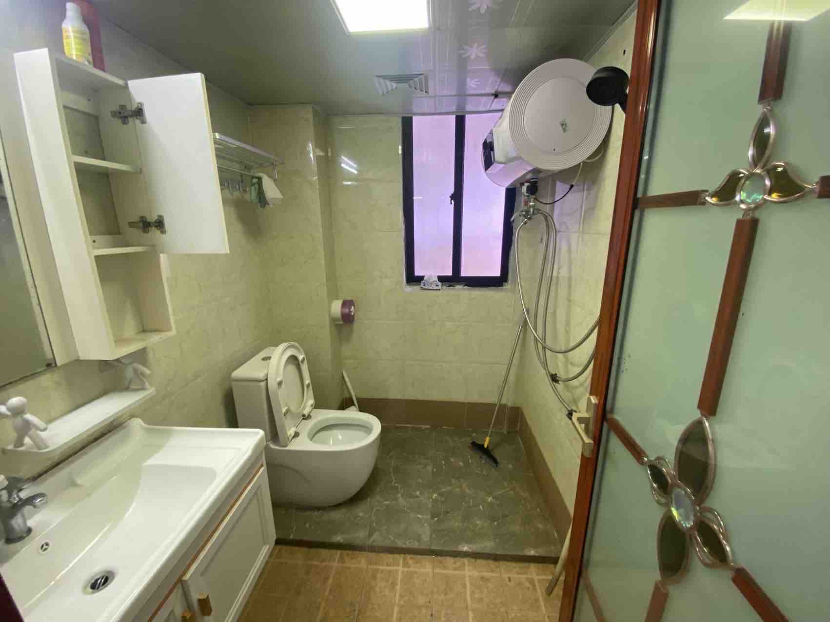 滨河华庭 2室1厅1卫 105.0万 滨河华庭 2室1厅1卫 105.0万卫生间