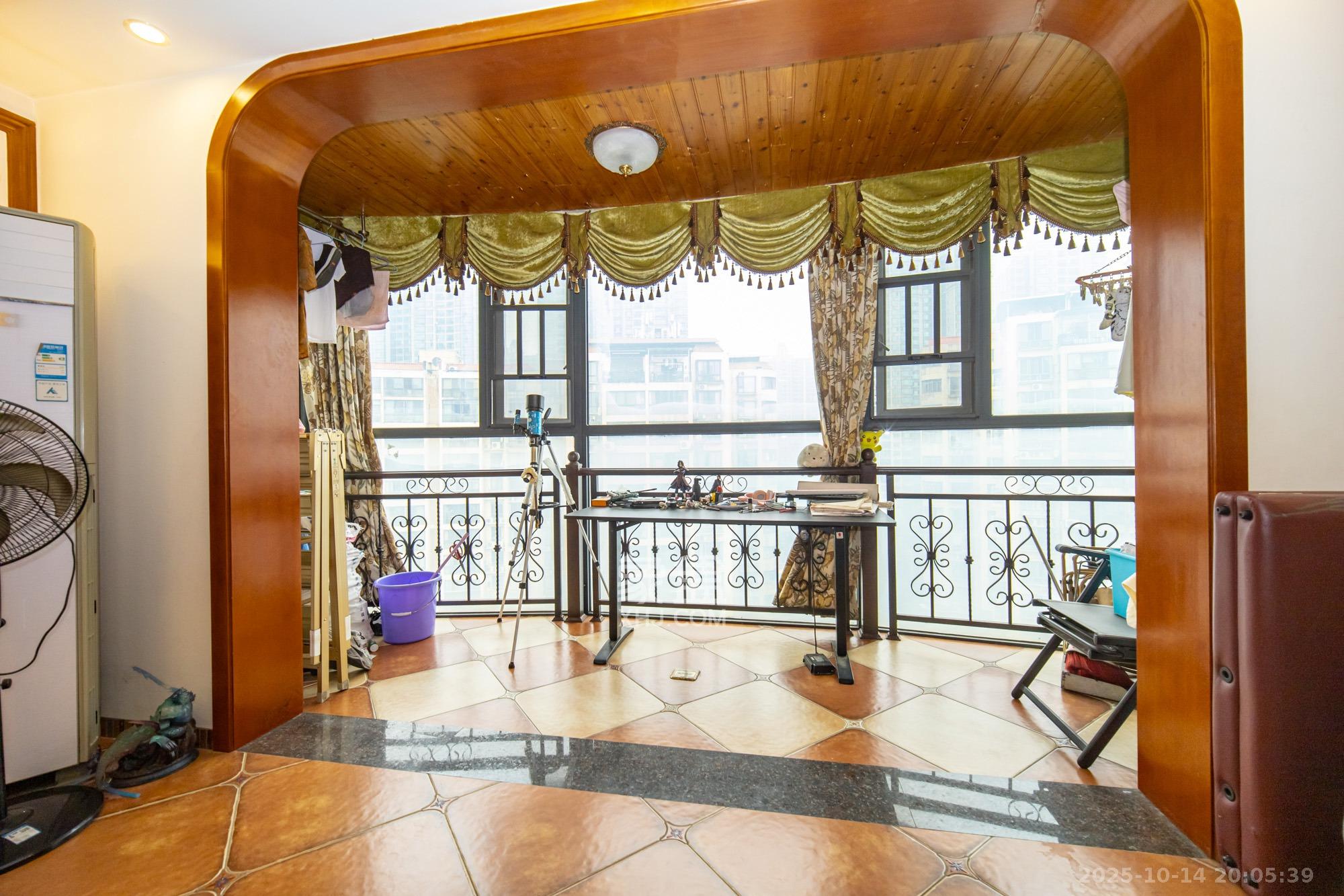 圣爵菲斯  4室2厅2卫    127.0万 圣爵菲斯  4室2厅2卫    127.0万阳台