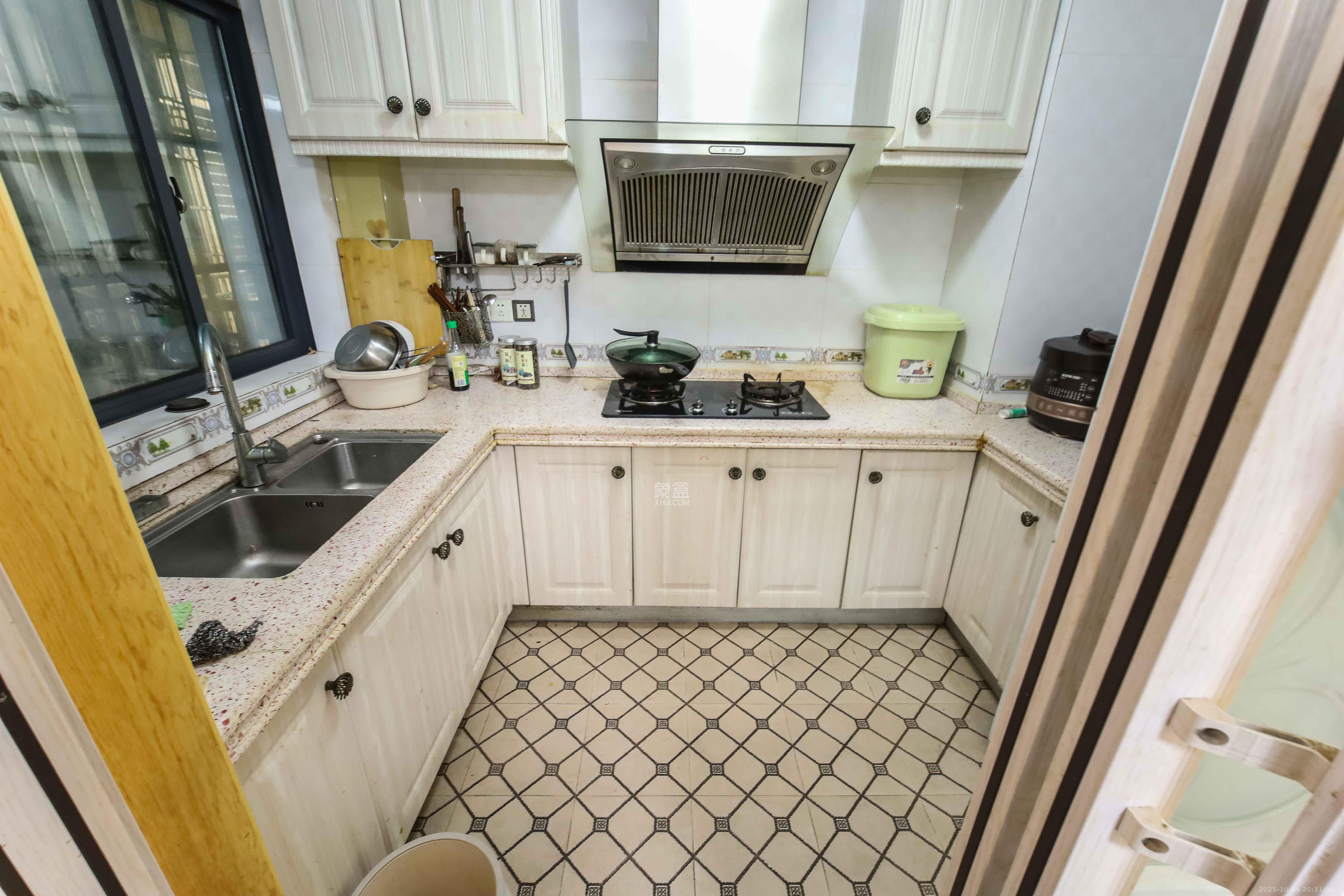 江河双水湾  3室2厅2卫    91.0万厨房