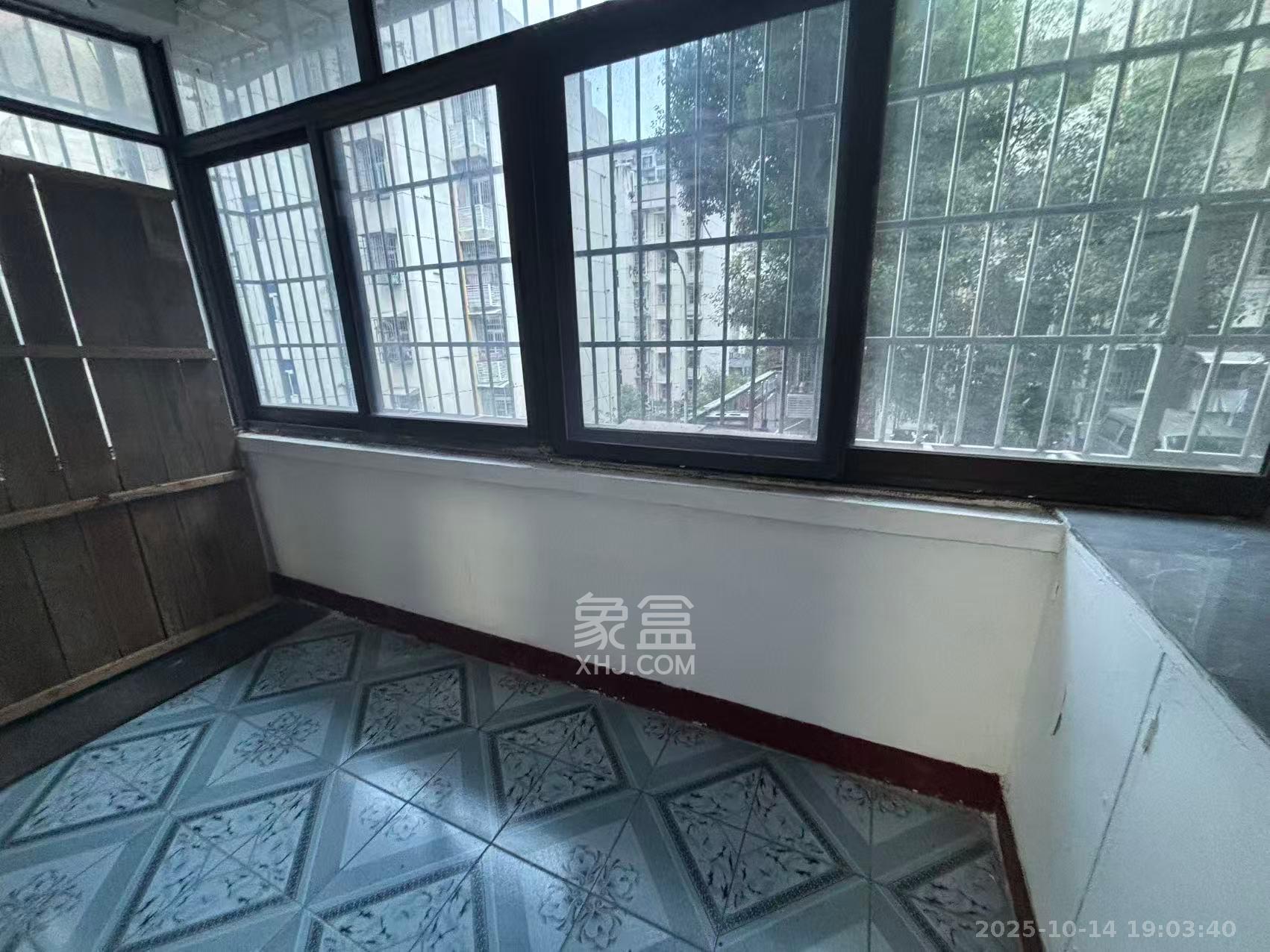 红花坡社区 2室1厅1卫 1300.0元/月 红花坡社区 2室1厅1卫 1300.0元/月室内图