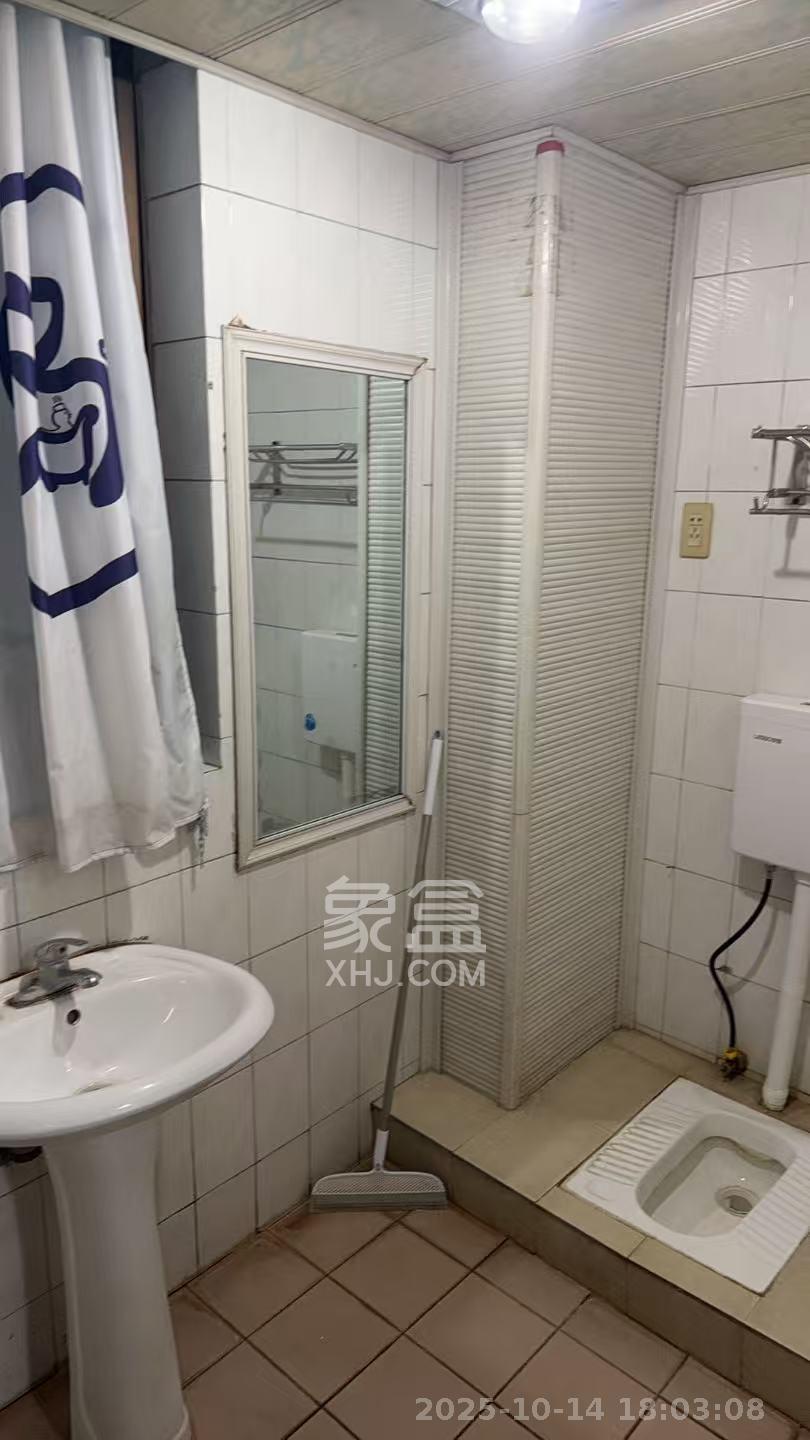 芙蓉广场农行单位宿舍  2室1厅1卫    2600.0元/月 芙蓉广场农行单位宿舍  2室1厅1卫    2600.0元/月室内图