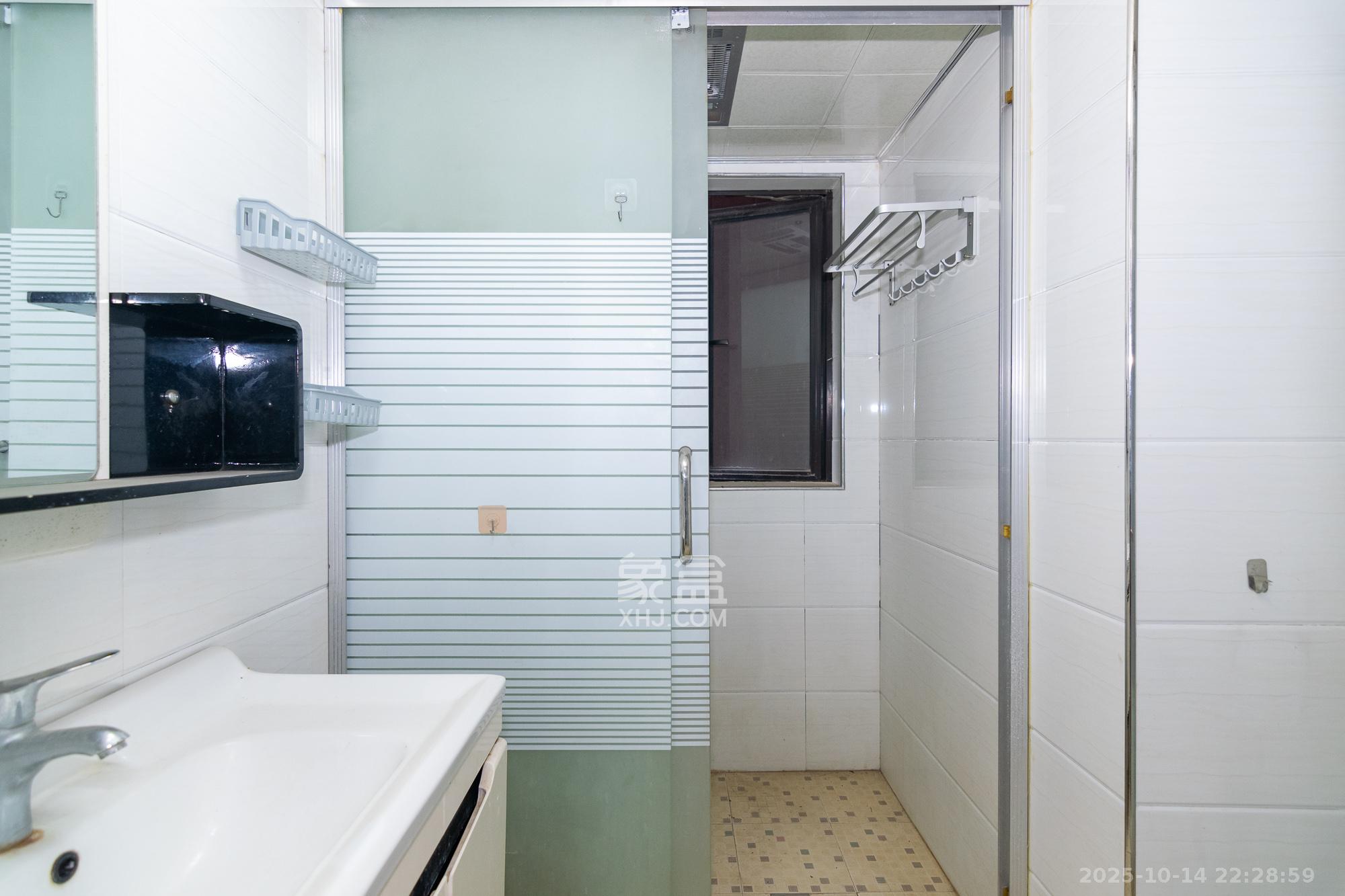 新城国际花都  2室2厅1卫    42.0万卫生间