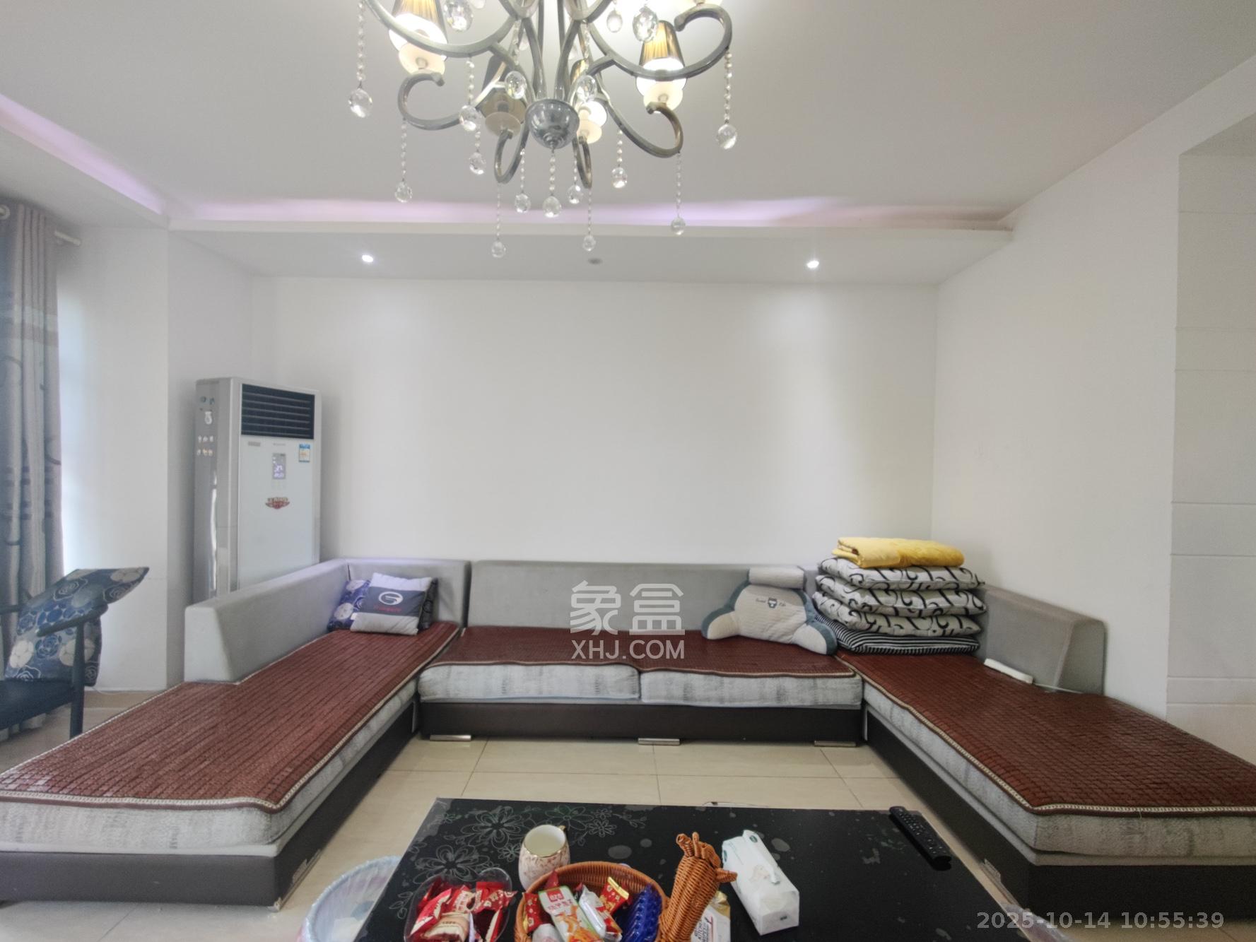 翡翠云天  3室2厅2卫    105.0万客厅