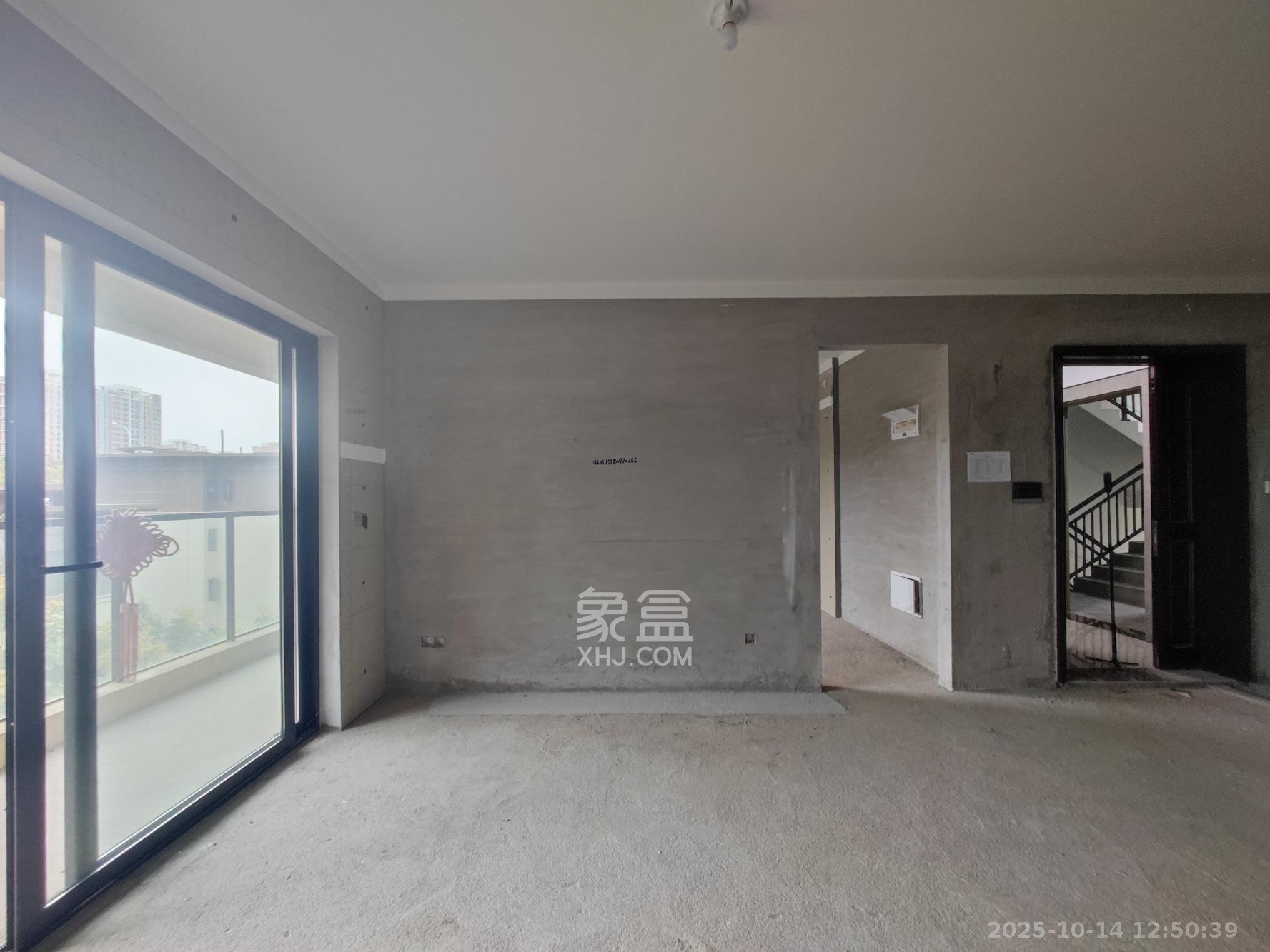 远洋红星天铂一期  3室2厅2卫    90.0万客厅