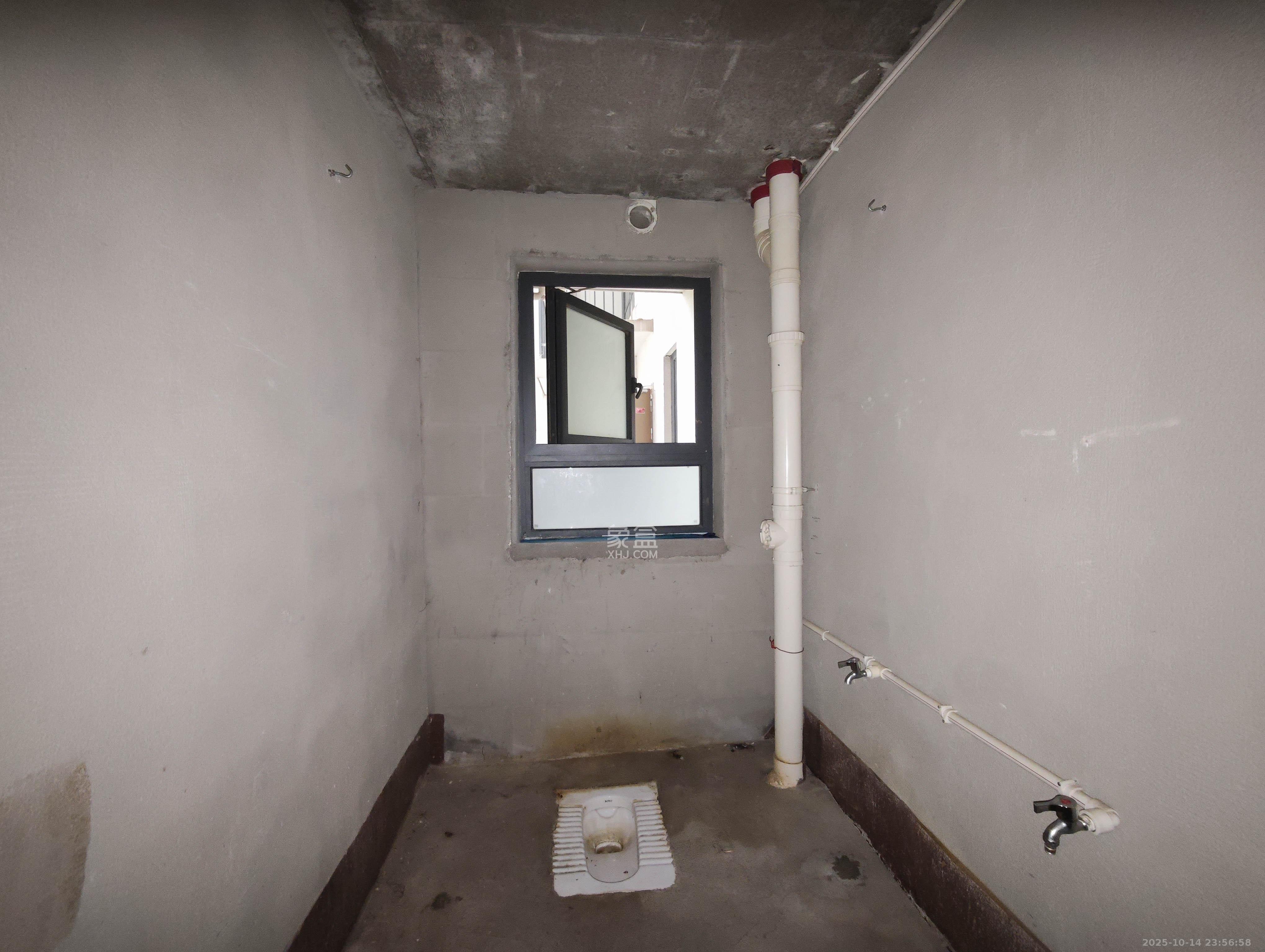 新城明昱东方  3室2厅2卫    75.0万卫生间