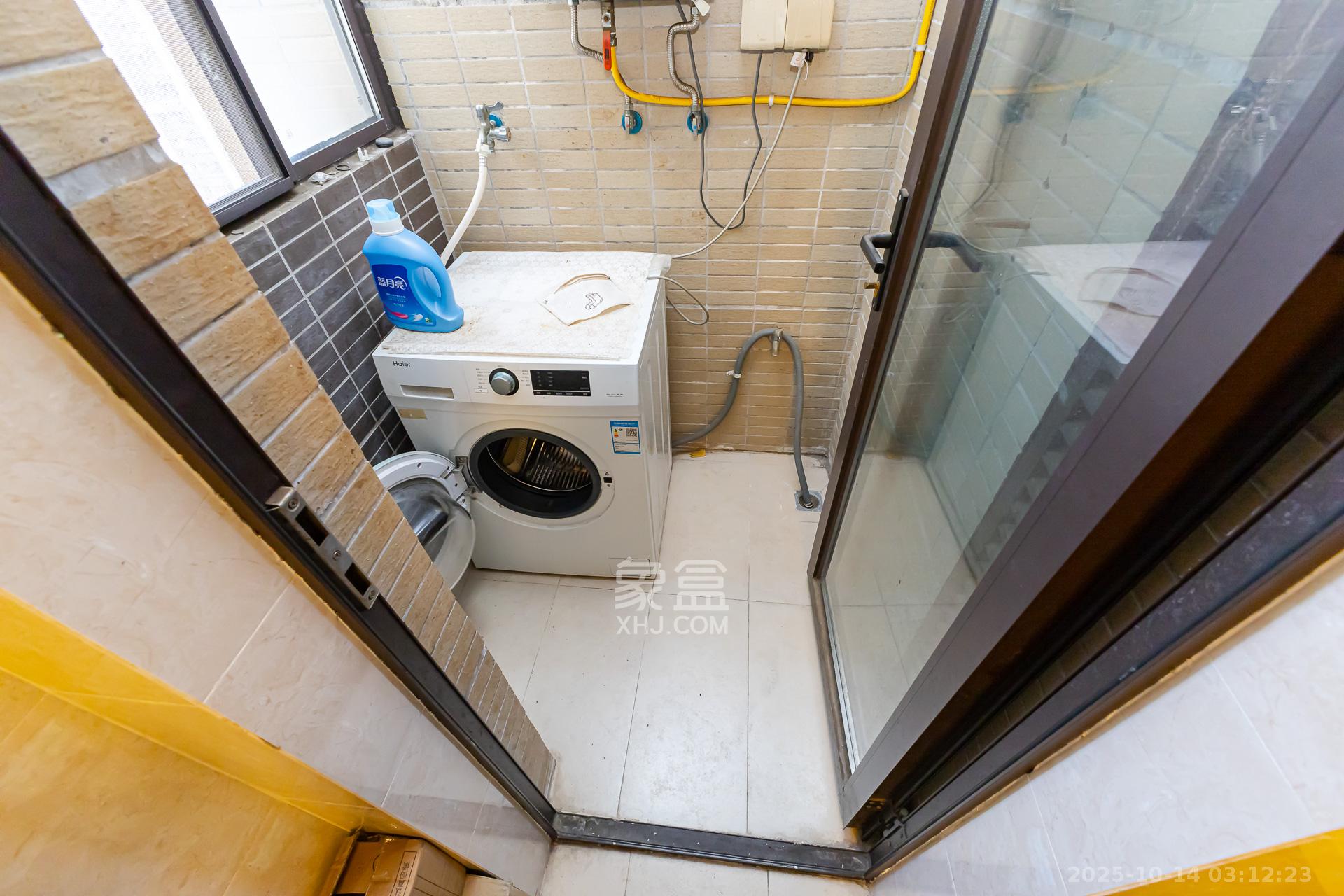 时代倾城二期 3室2厅2卫 68.0万 时代倾城二期 3室2厅2卫 68.0万阳台