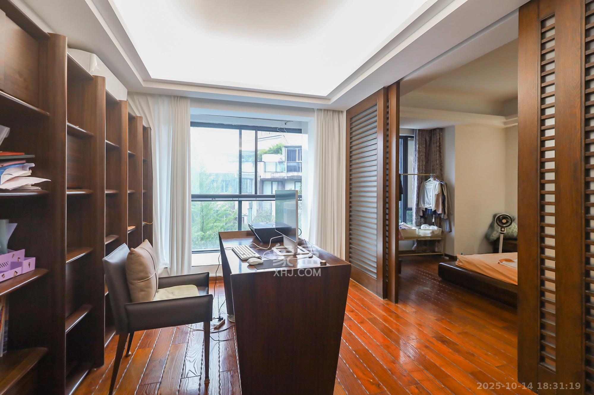 西山汇景一、二期 4室2厅2卫 240.0万 西山汇景一、二期 4室2厅2卫 240.0万卧室