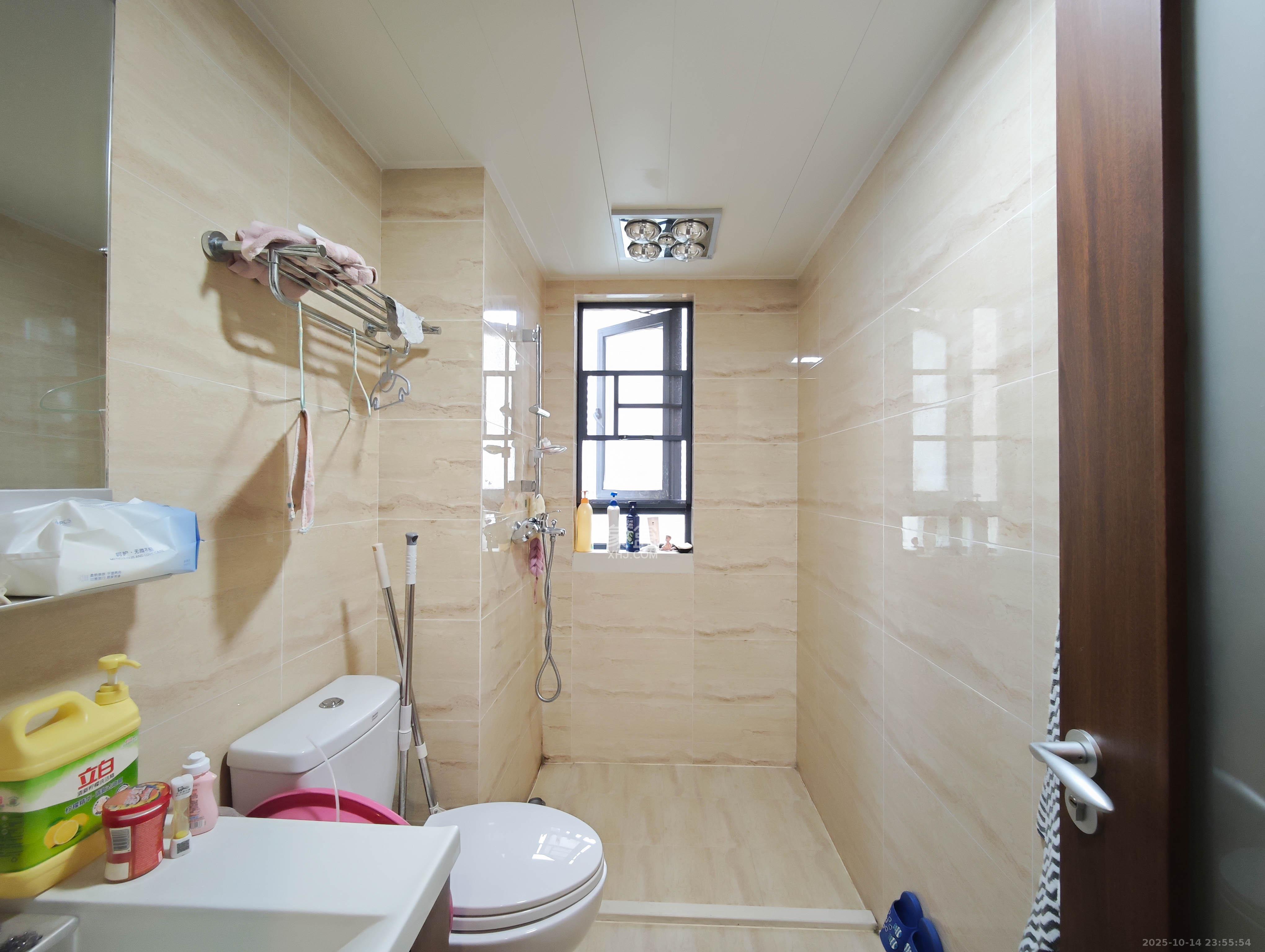 万科魅力之城  4室2厅2卫    190.0万卫生间