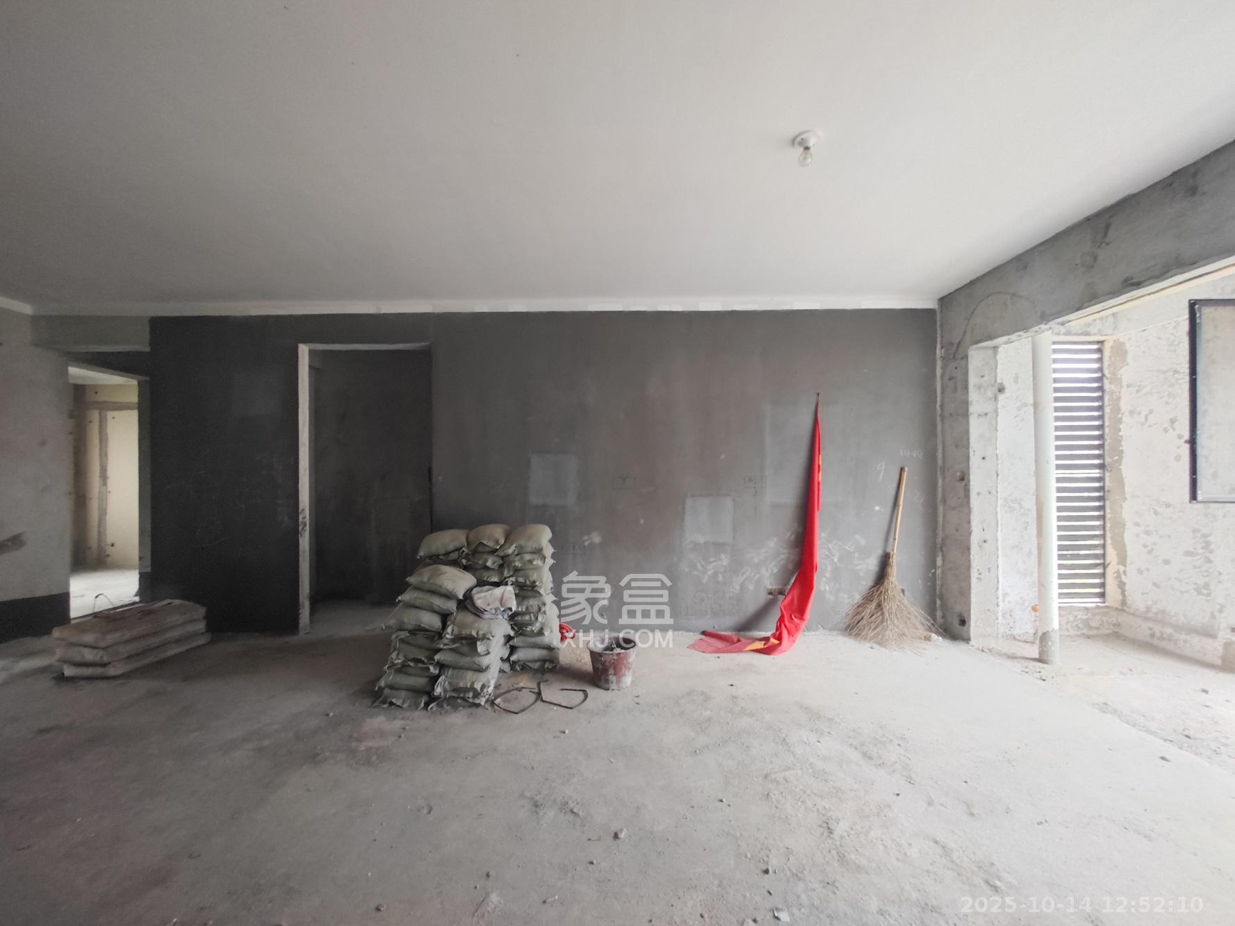 远洋红星天铂一期  4室2厅2卫    140.0万客厅