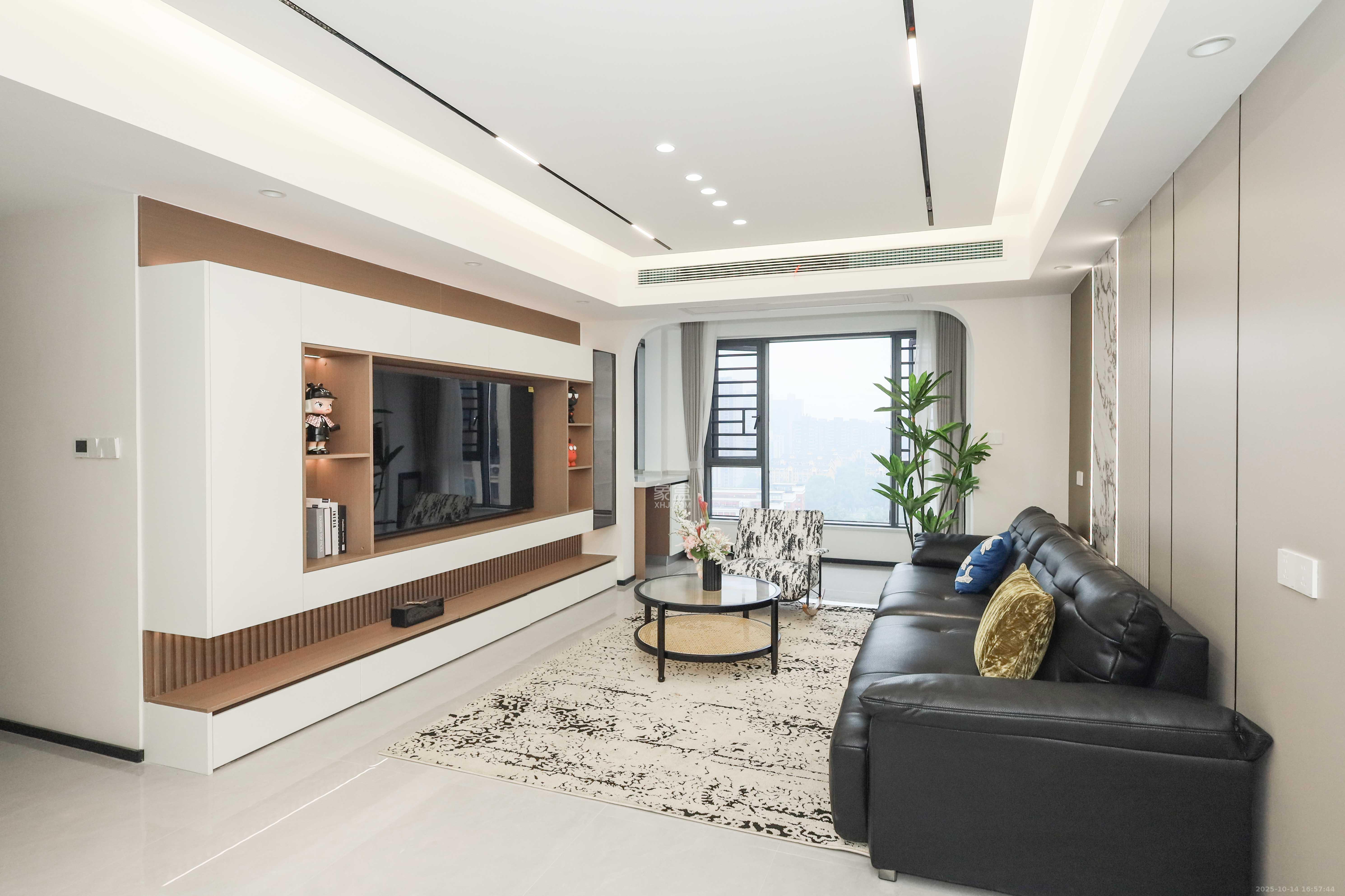 天元涉外景园C区  3室2厅2卫    110.0万客厅