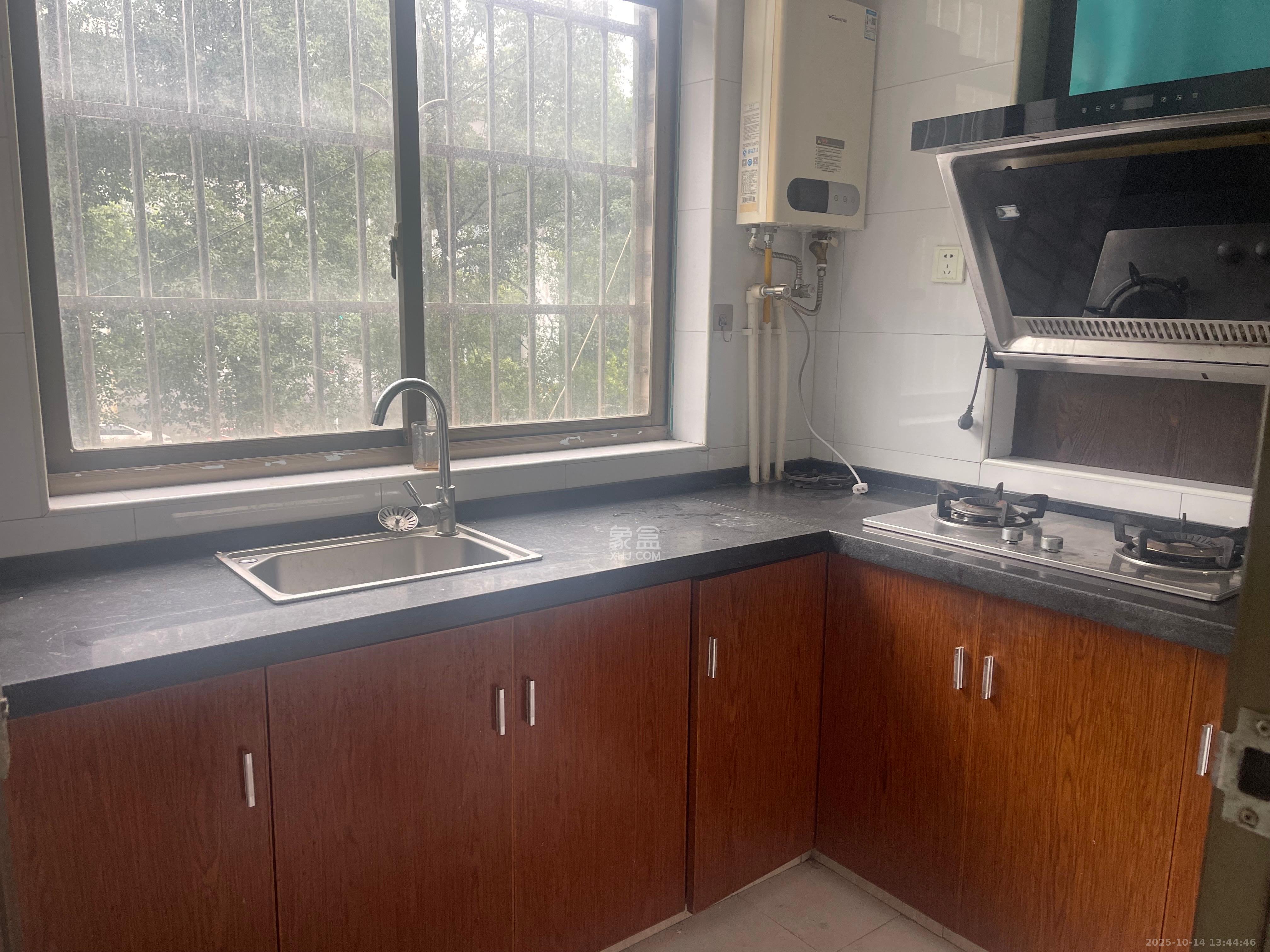 兴隆小区 1室1厅1卫 1300.0元/月 兴隆小区 1室1厅1卫 1300.0元/月室内图