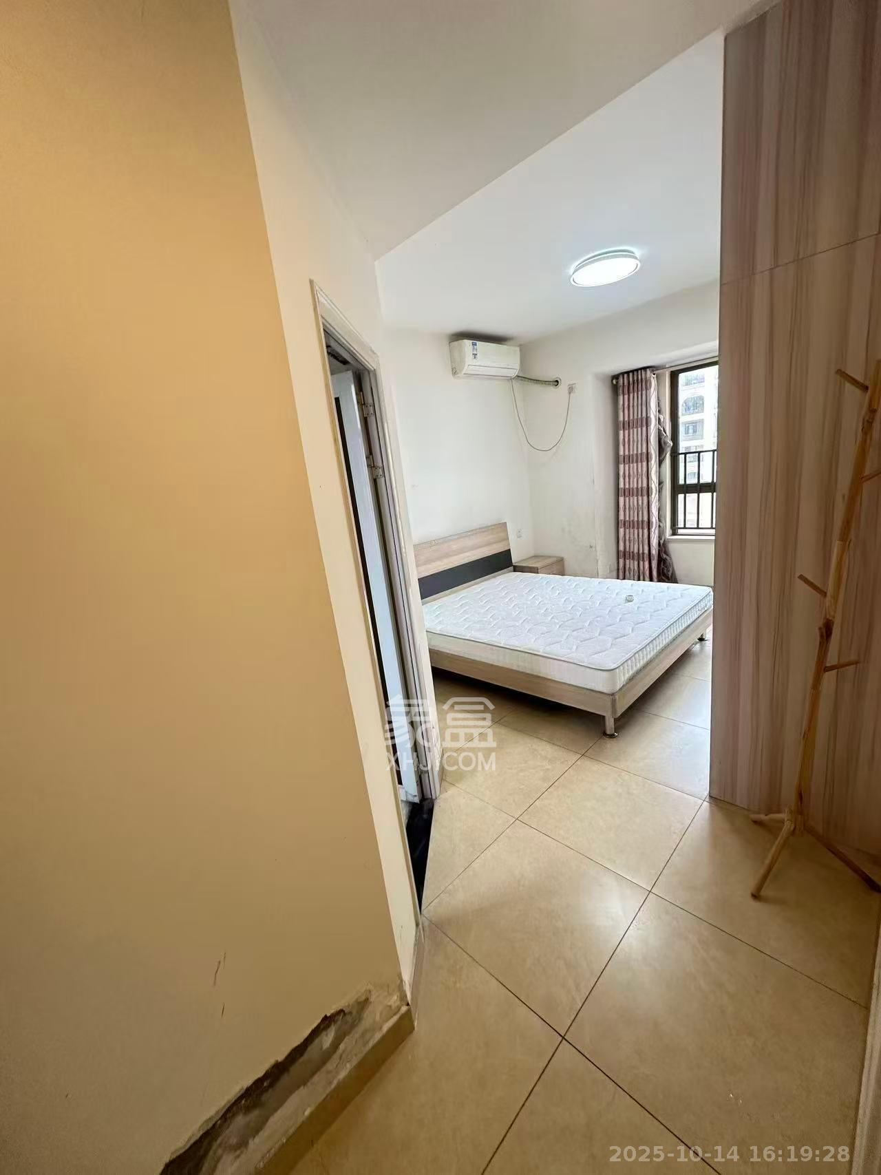 米兰春天  1室2厅1卫    1700.0元/月室内图