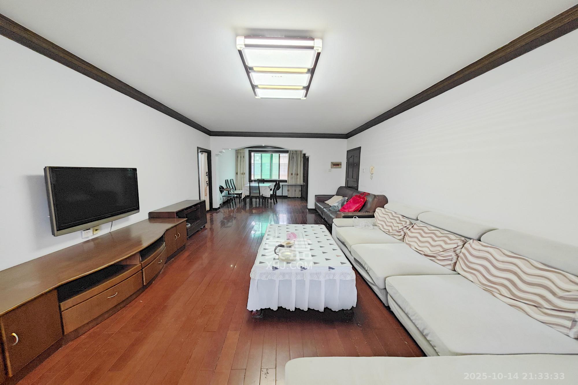 梨子山社区长电宿舍 3室2厅2卫 88.0万 梨子山社区长电宿舍 3室2厅2卫 88.0万客厅