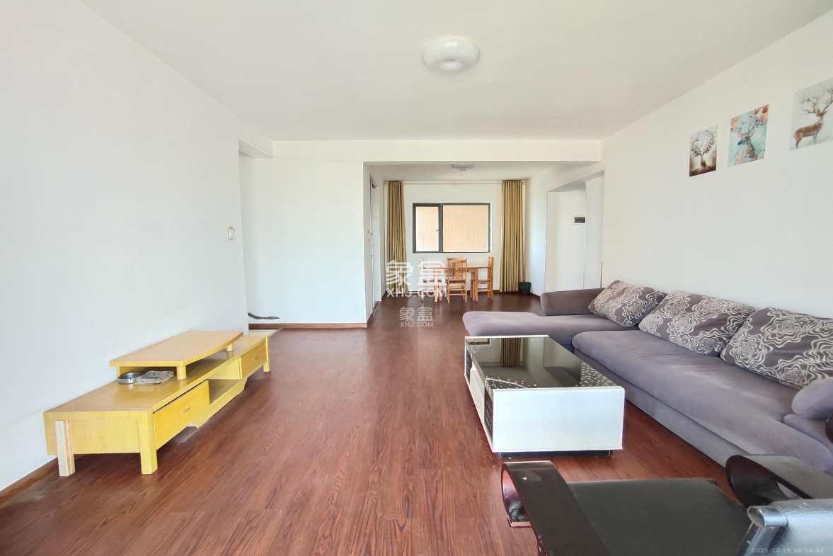 中城丽景香山园 4室2厅2卫 3300.0元/月 中城丽景香山园 4室2厅2卫 3300.0元/月室内图