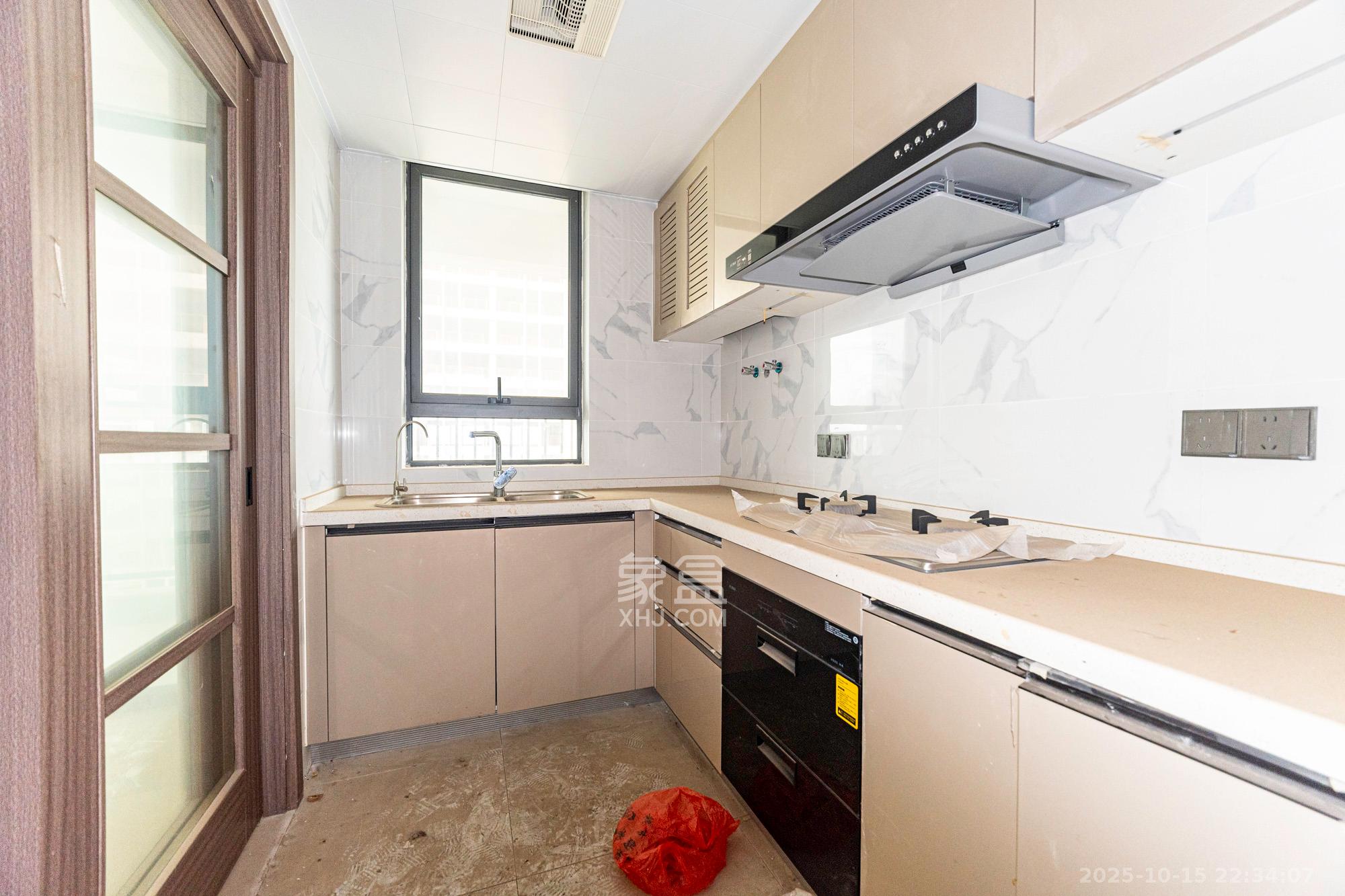 绿地V岛  4室2厅2卫    180.0万厨房