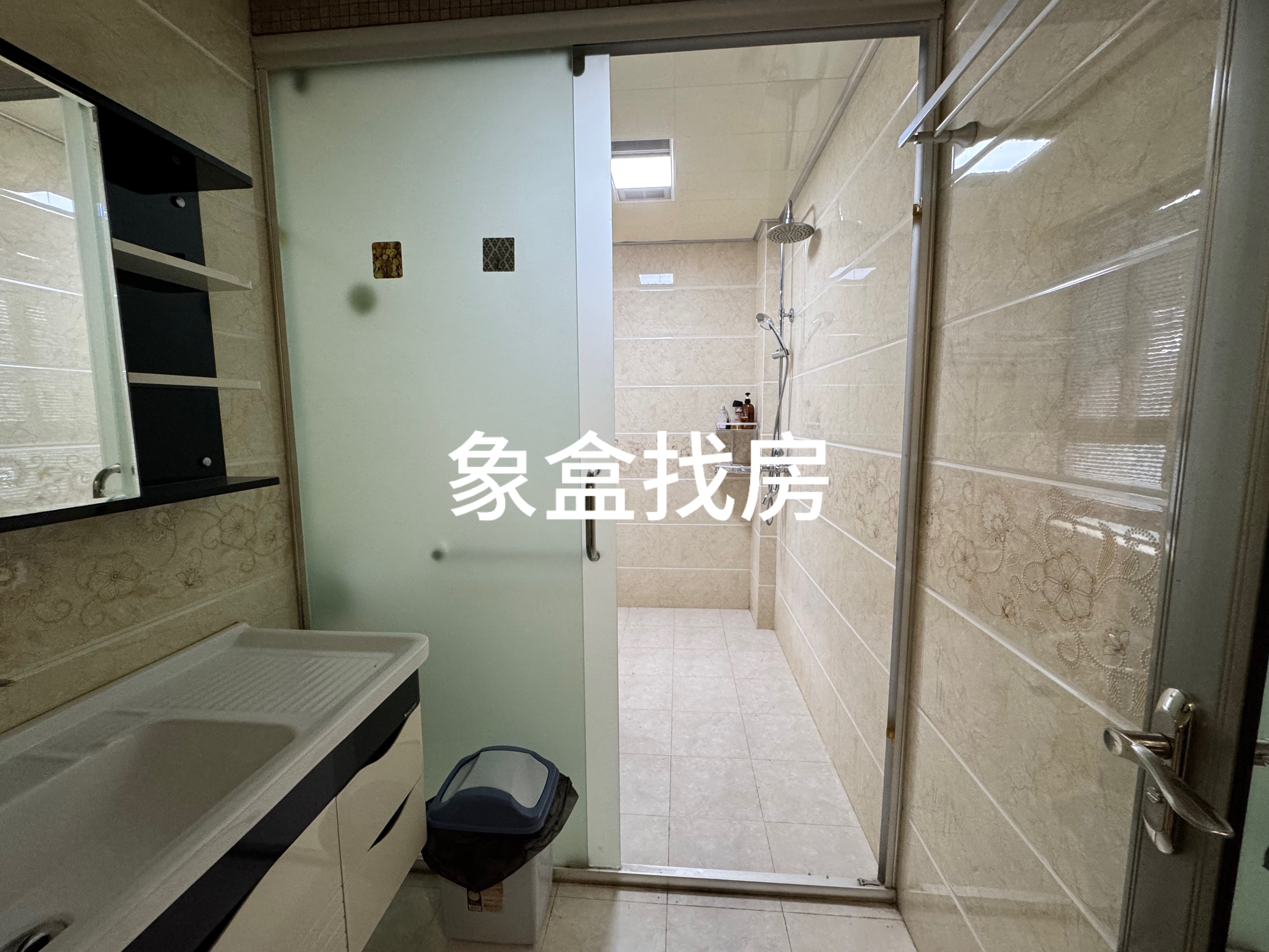 宏天绿城  5室2厅2卫    73.0万客厅