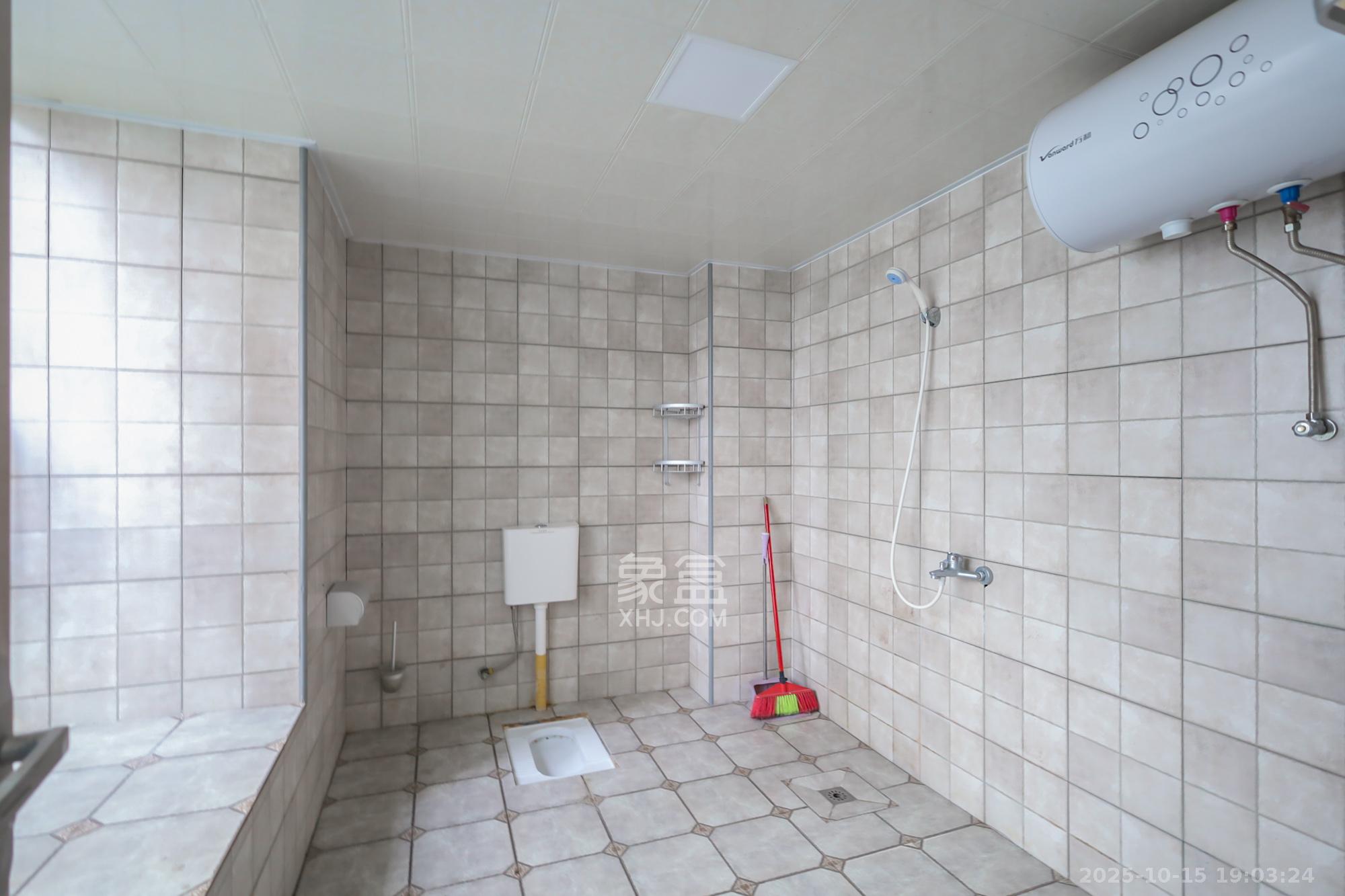 华韵城市海岸(城市水岸苑)  5室2厅2卫    229.0万 华韵城市海岸(城市水岸苑)  5室2厅2卫    229.0万卫生间