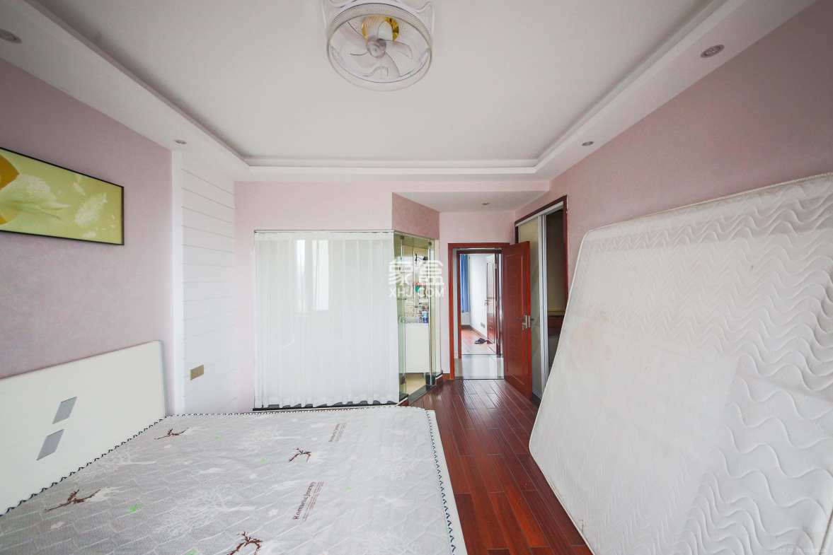 奥林匹克花园 4室2厅2卫 140.0万 奥林匹克花园 4室2厅2卫 140.0万卧室