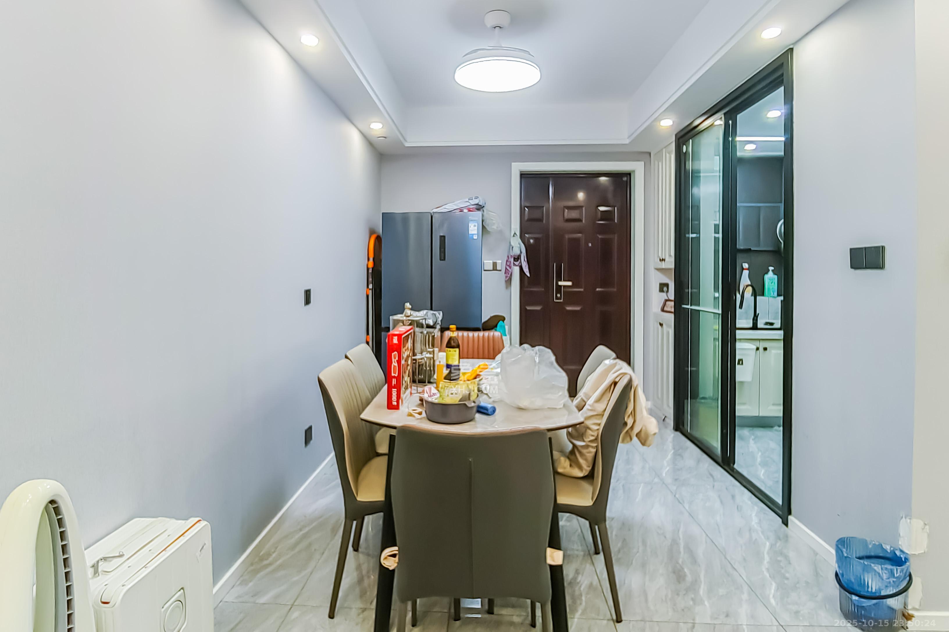 中天星耀城  3室2厅2卫    112.0万 中天星耀城  3室2厅2卫    112.0万客厅