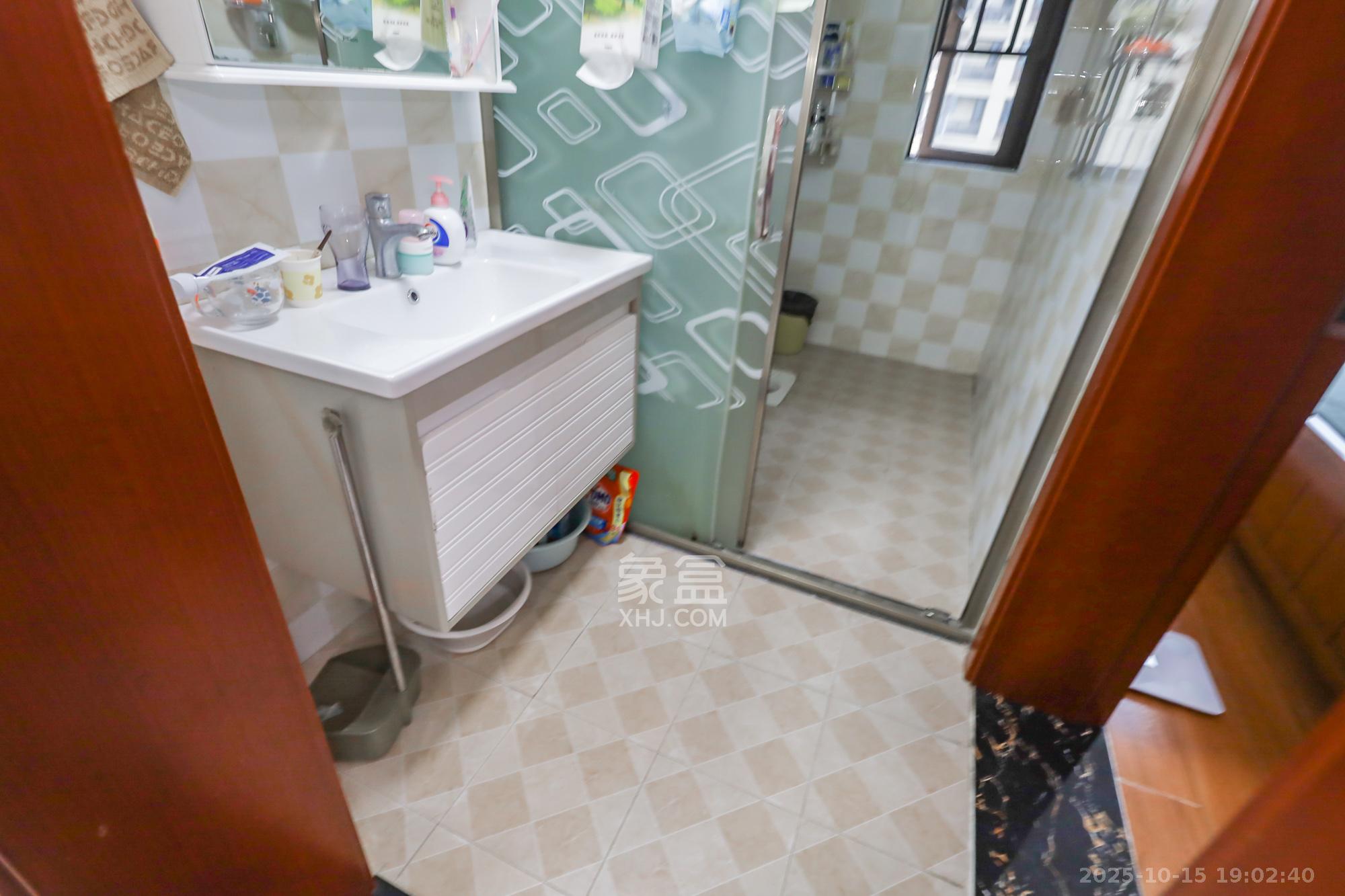 保利西海岸B区  3室2厅1卫    126.0万 保利西海岸B区  3室2厅1卫    126.0万卫生间