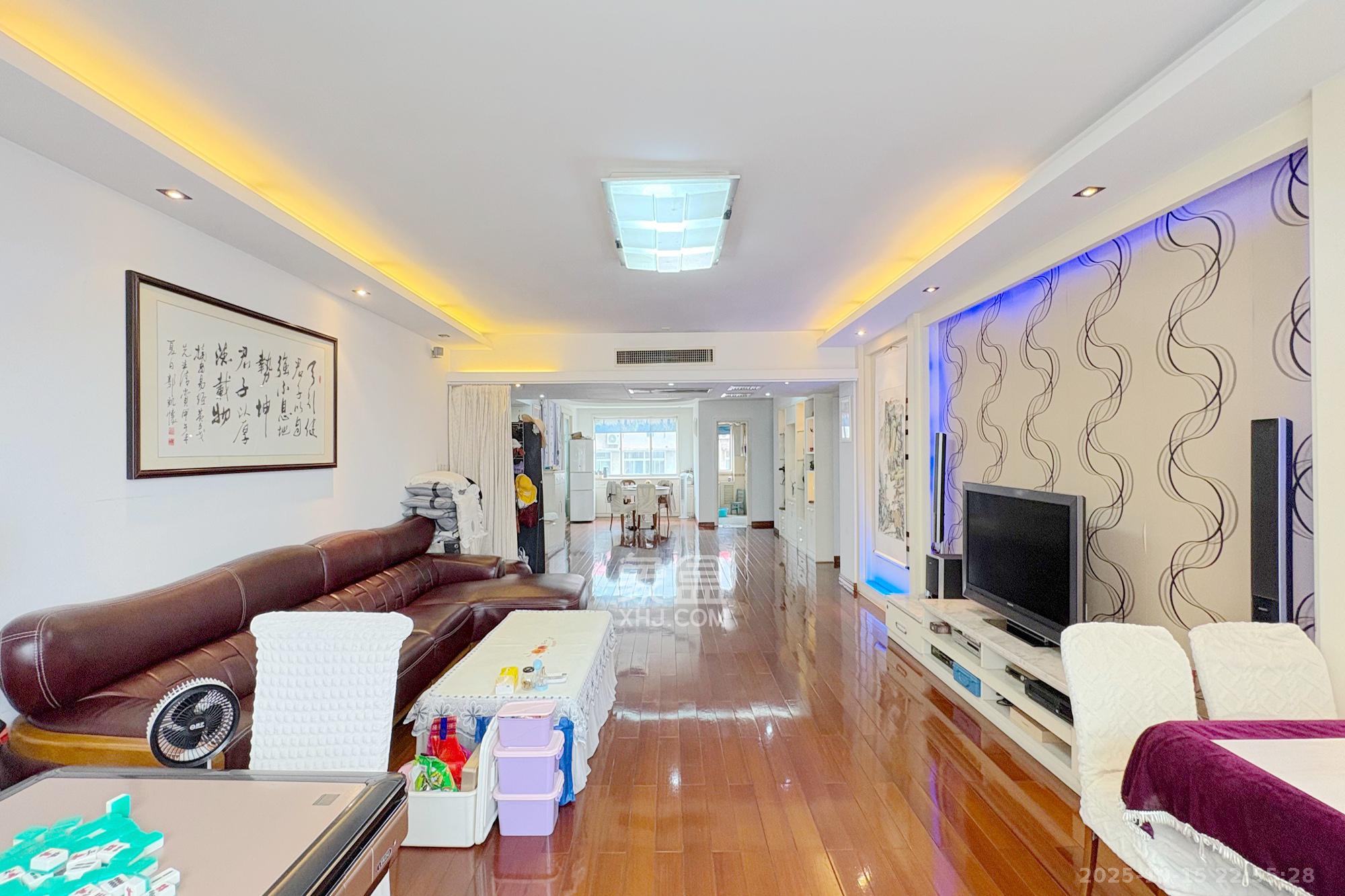 芙蓉区国土局单位房  4室2厅3卫    216.0万 芙蓉区国土局单位房  4室2厅3卫    216.0万客厅