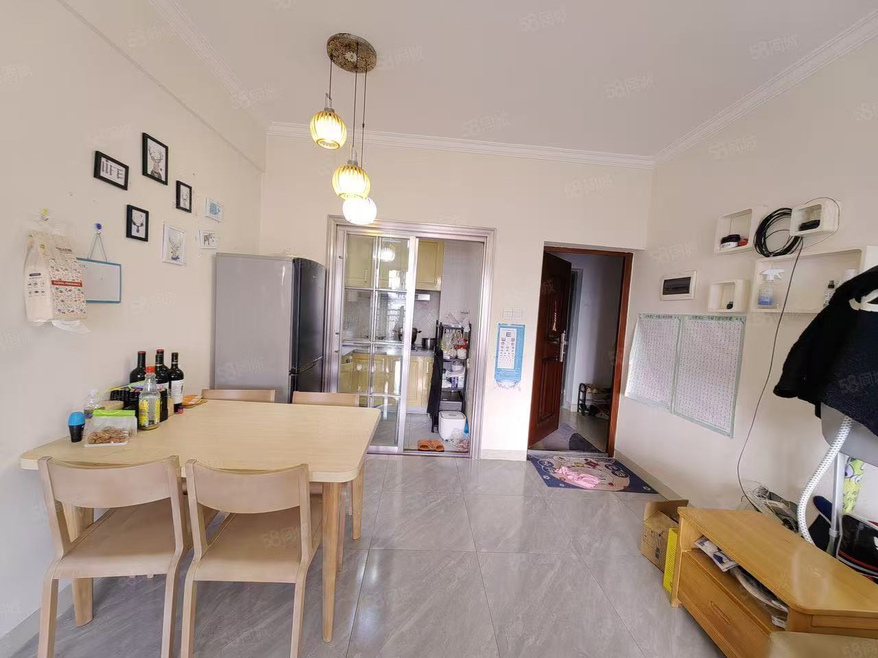 南江花园  2室1厅1卫    1700.0元/月室内图