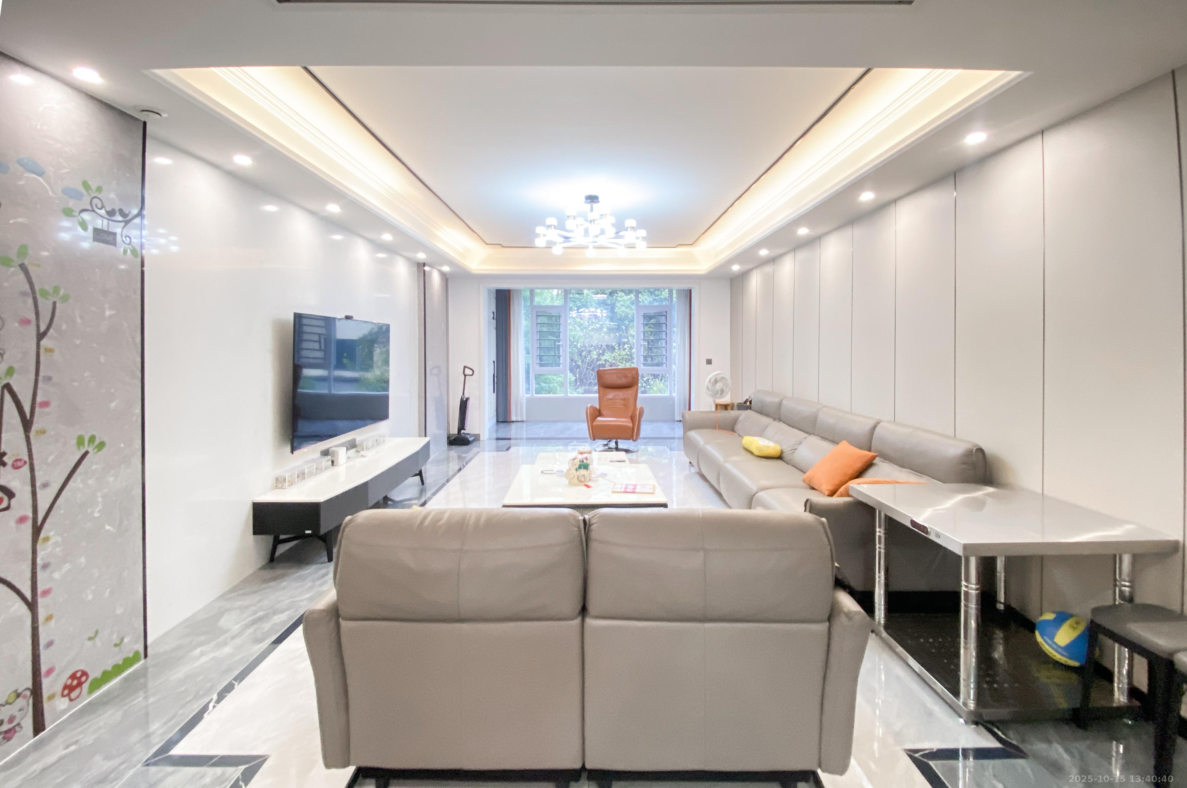 长房梅溪香山  5室2厅3卫    588.0万 长房梅溪香山  5室2厅3卫    588.0万客厅