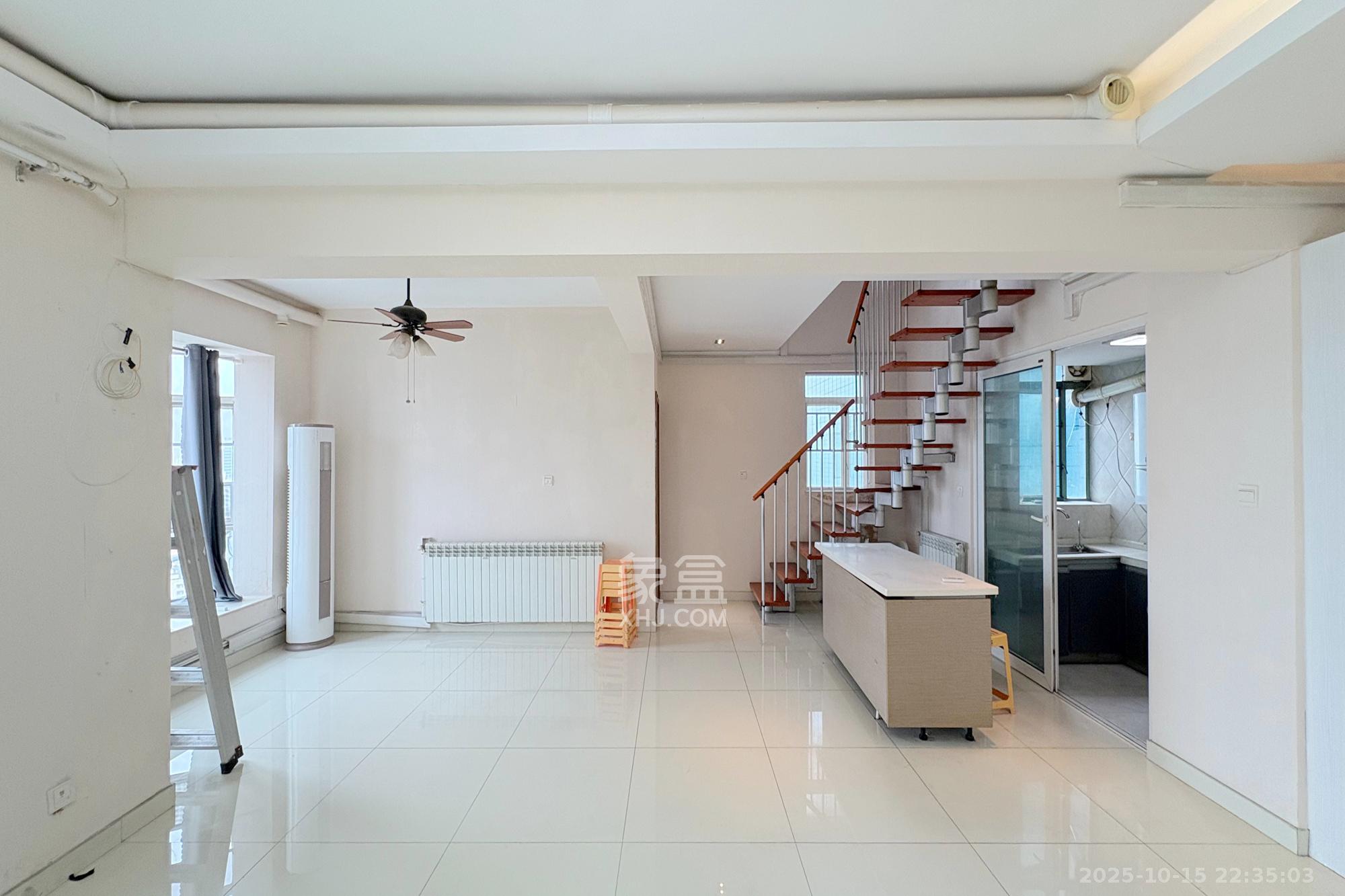 梦泽园  4室2厅3卫    228.0万客厅