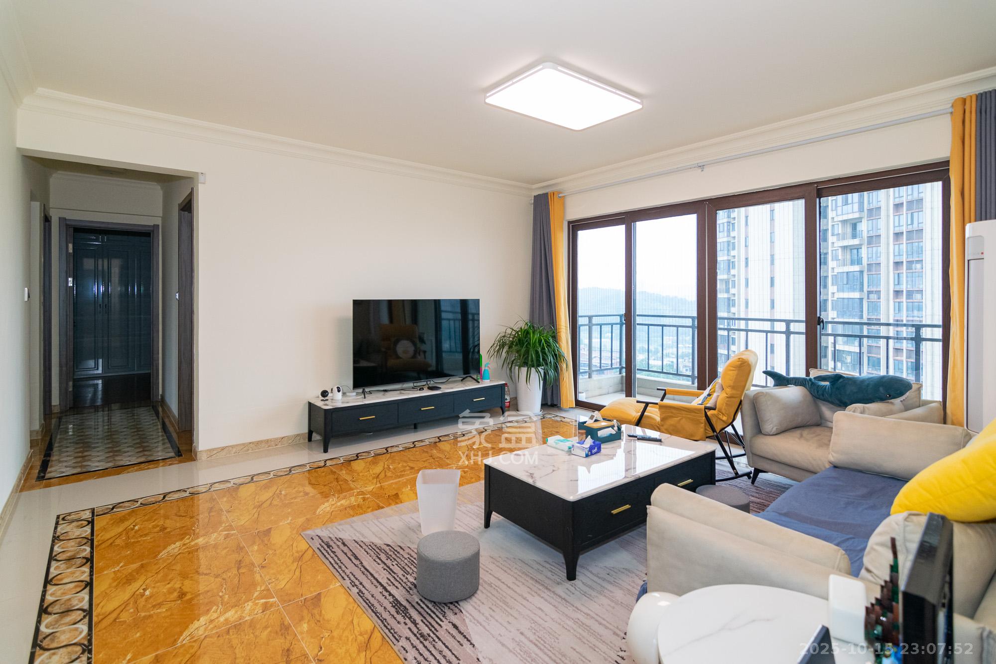 碧桂园高尔夫花园  4室2厅2卫    120.0万客厅