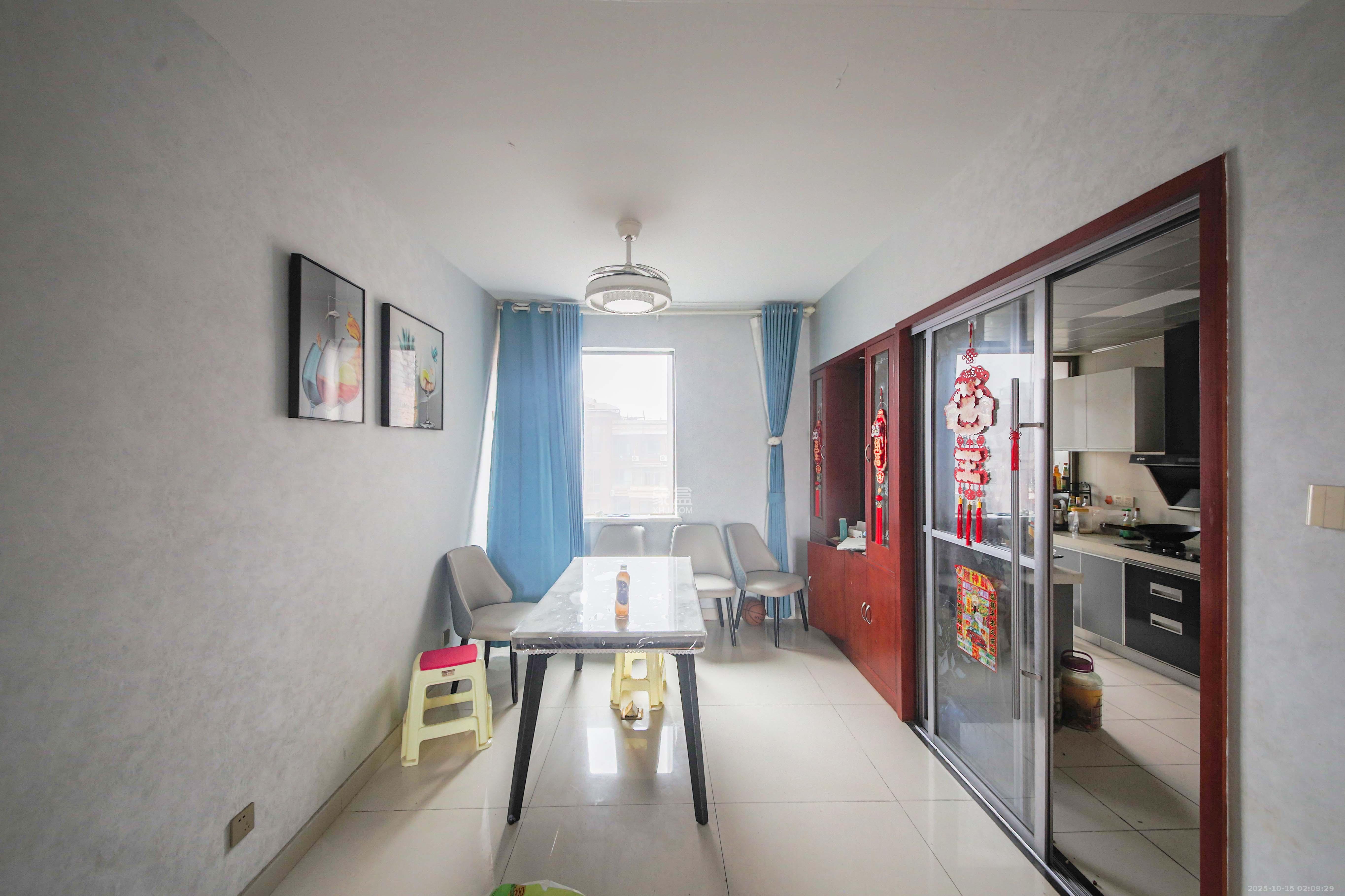 奥林匹克花园  4室2厅2卫    140.0万客厅