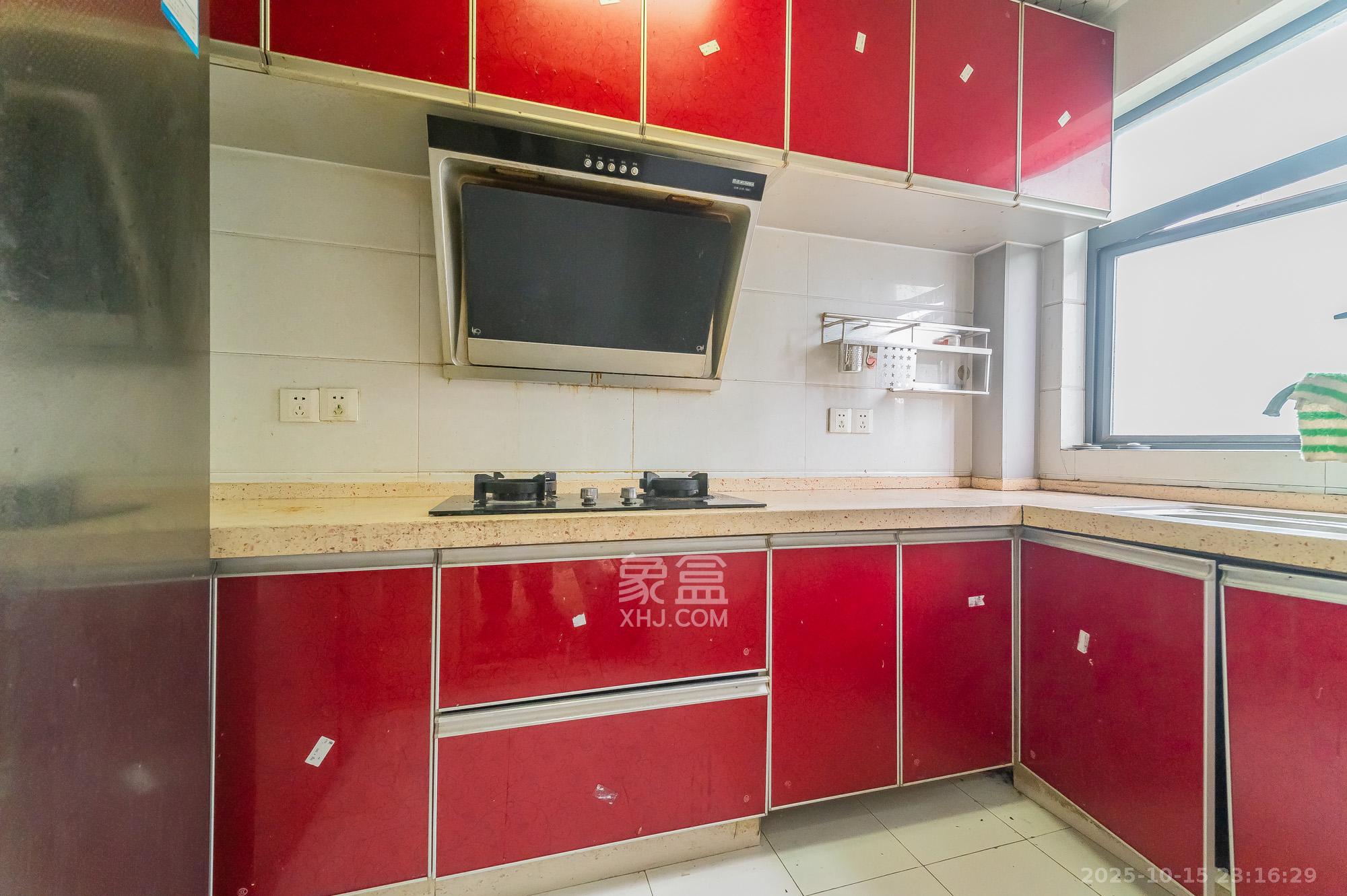 海伦春天  3室2厅2卫    79.8万厨房