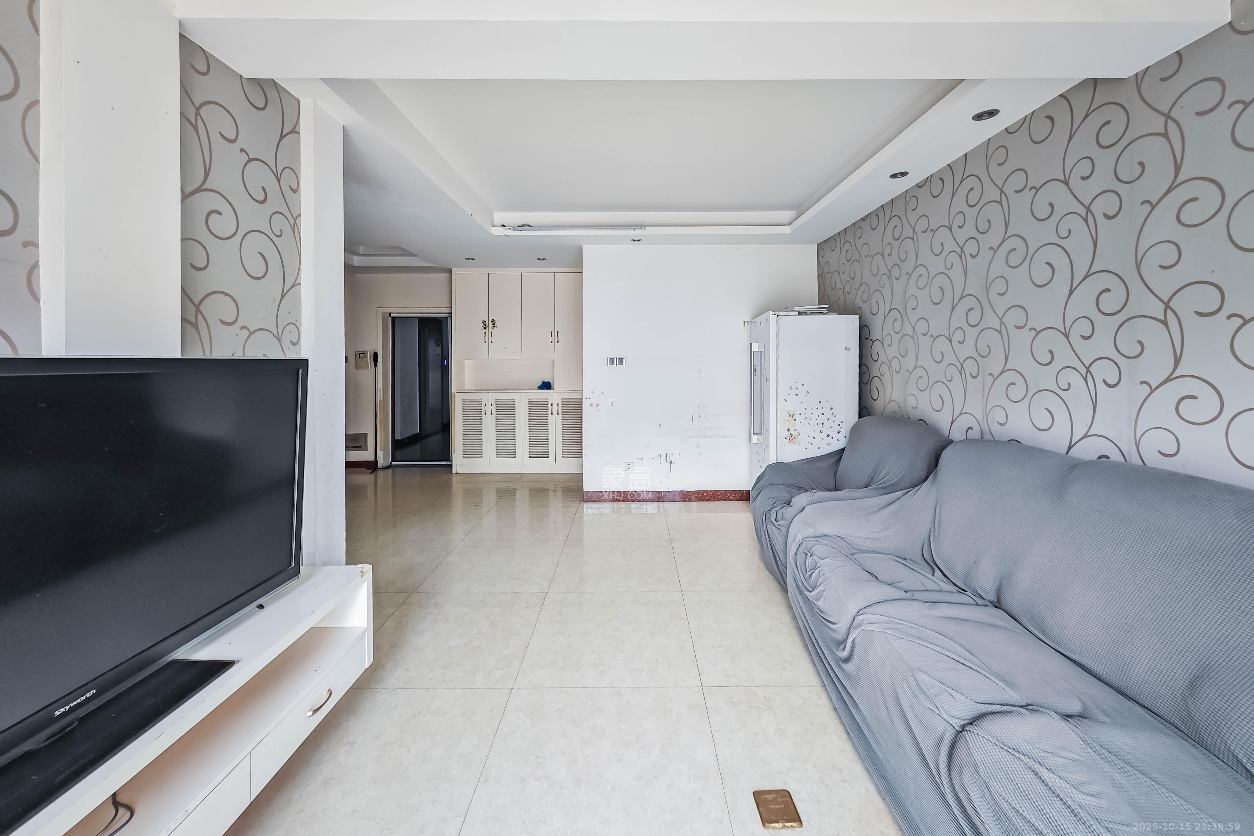 中城丽景香山园  3室2厅2卫    98.0万 中城丽景香山园  3室2厅2卫    98.0万客厅