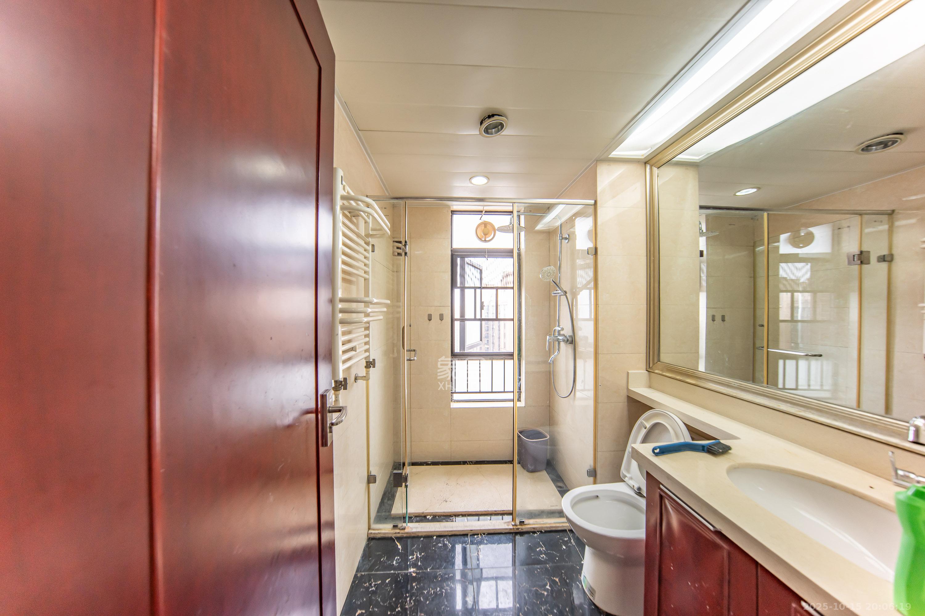 中海国际二期  3室2厅1卫    85.0万卫生间