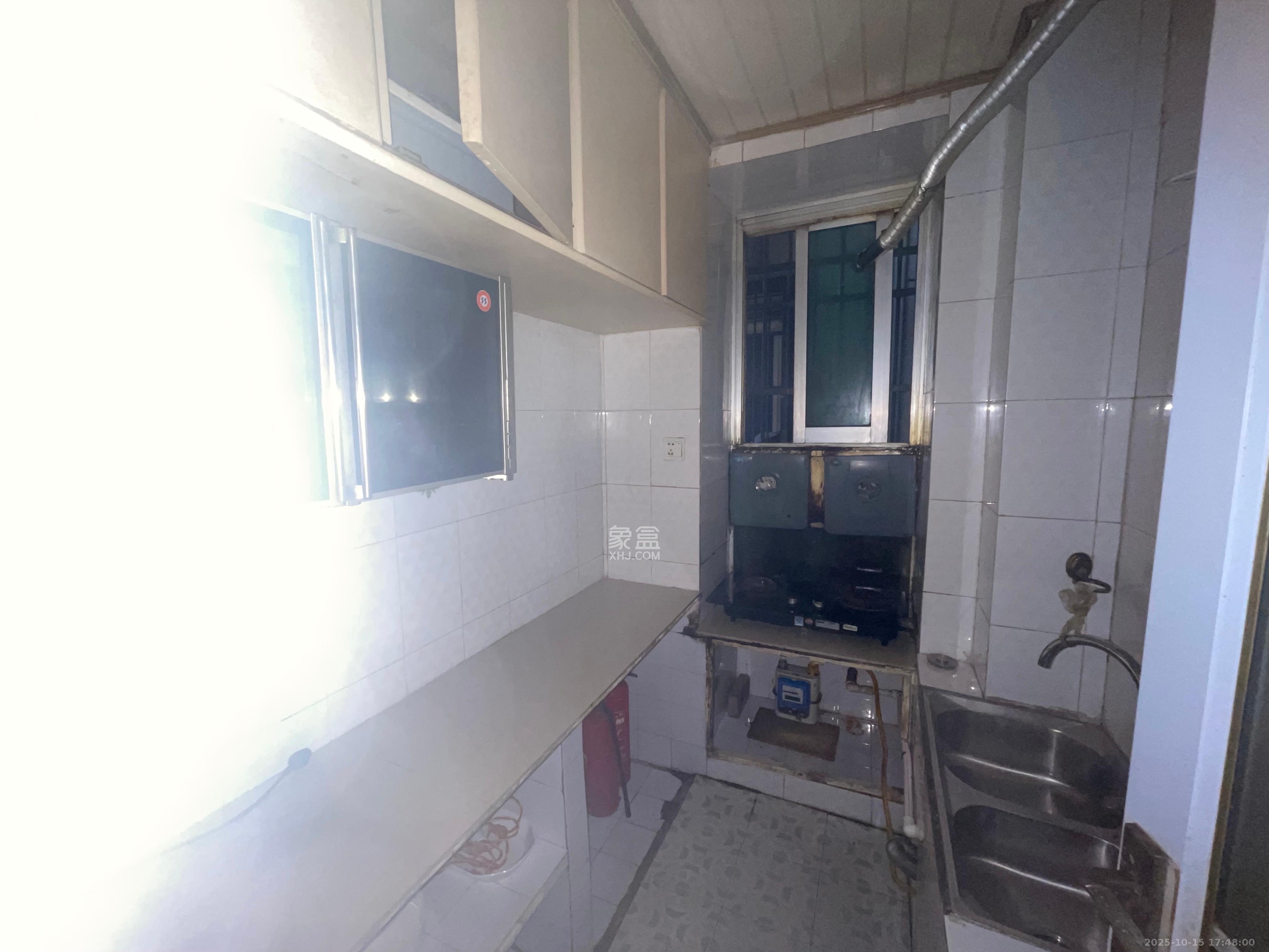 坡子街综合楼 1室0厅0卫 2500.0元/月 坡子街综合楼 1室0厅0卫 2500.0元/月室内图