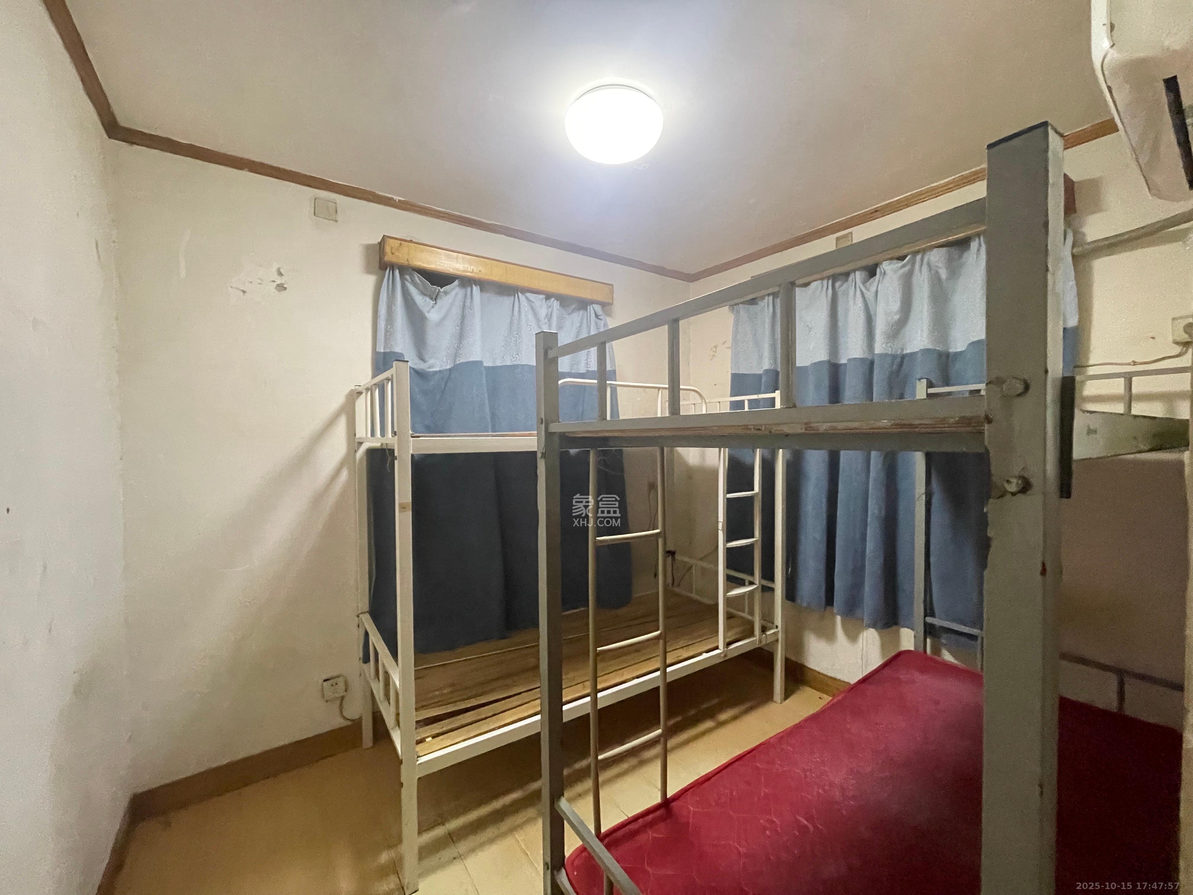 坡子街综合楼 1室0厅0卫 2500.0元/月 坡子街综合楼 1室0厅0卫 2500.0元/月室内图