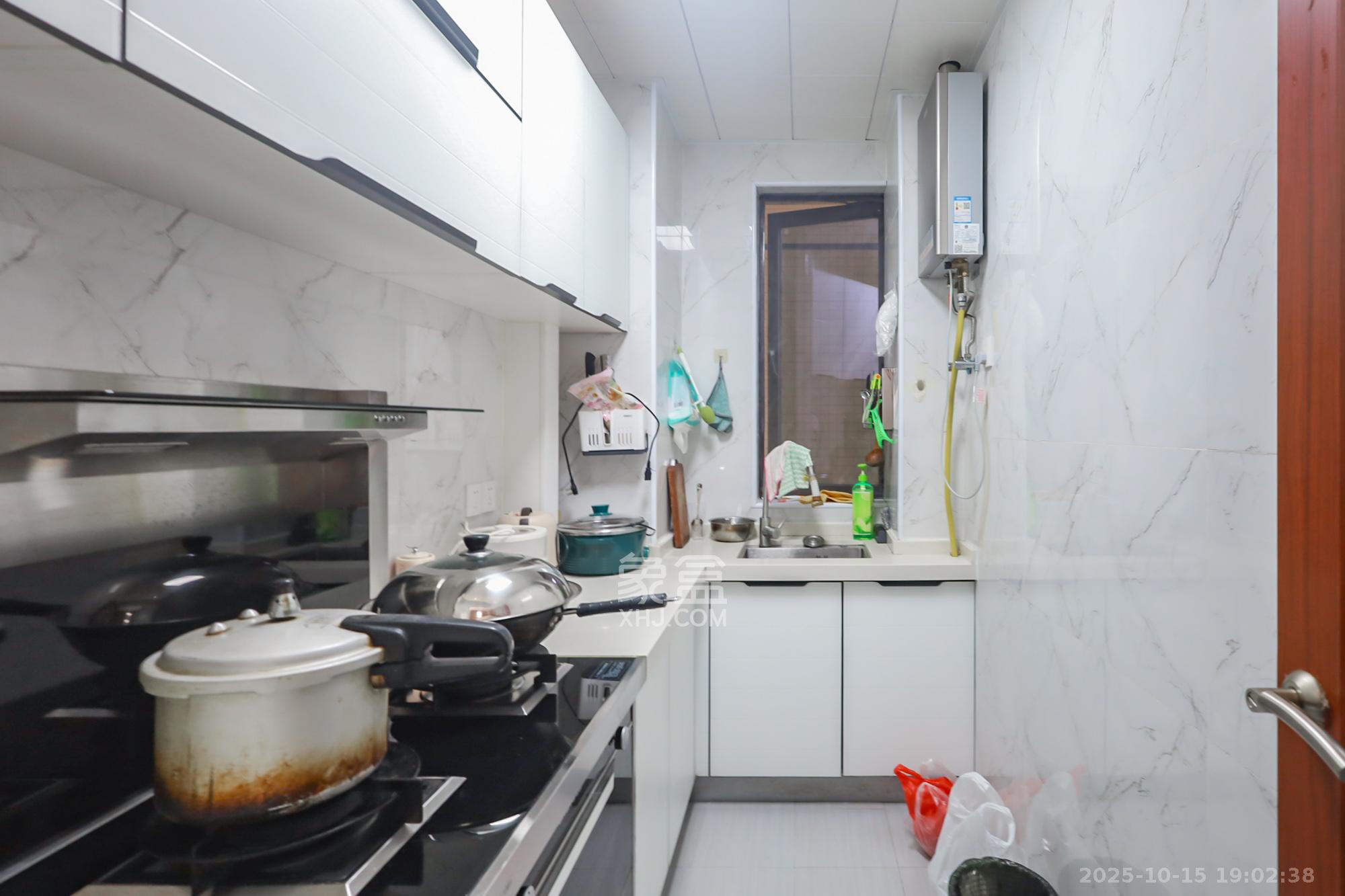 保利西海岸B区  3室2厅1卫    126.0万 保利西海岸B区  3室2厅1卫    126.0万厨房