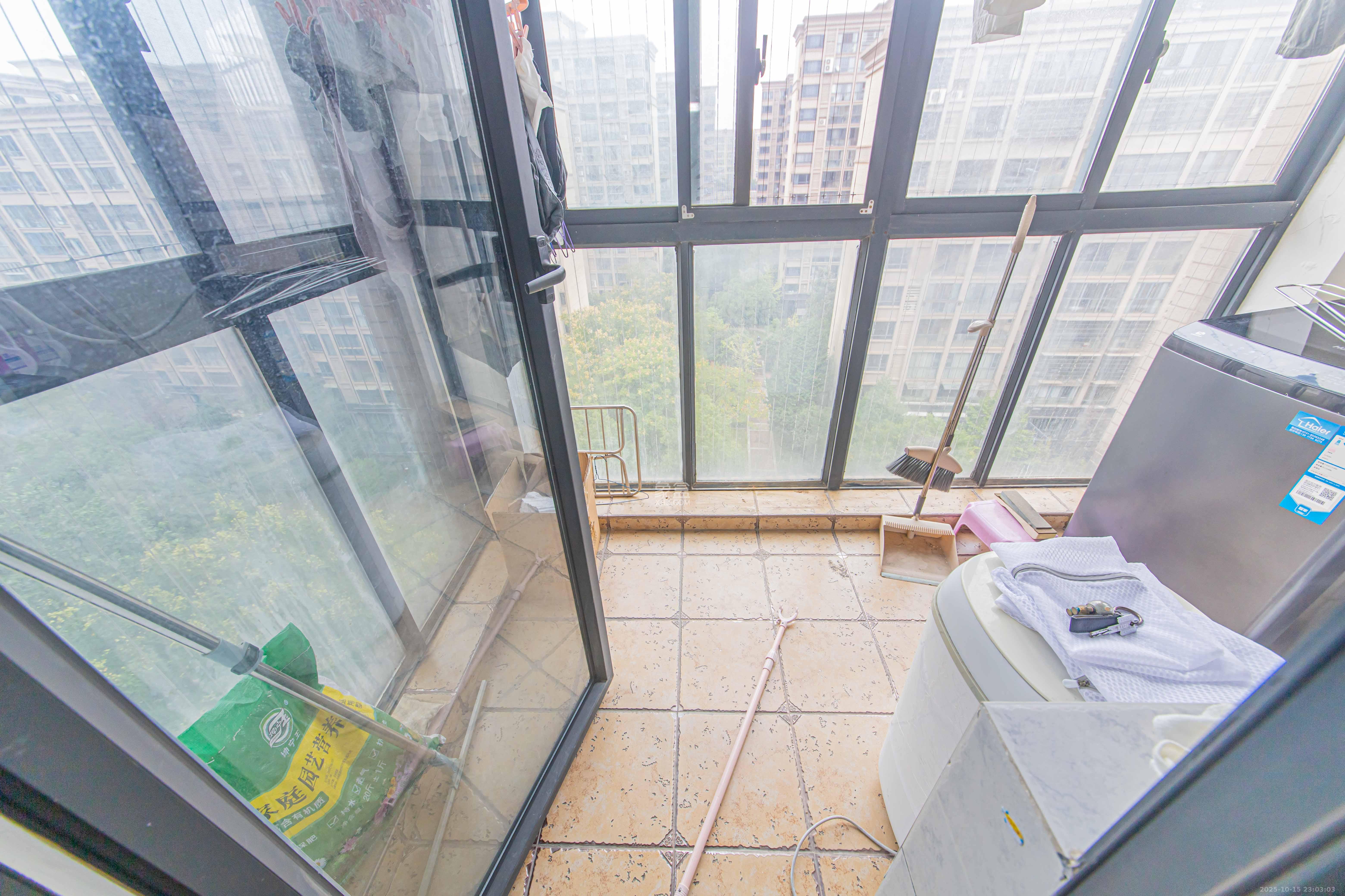 保利花园  3室2厅2卫    108.0万 保利花园  3室2厅2卫    108.0万厨房