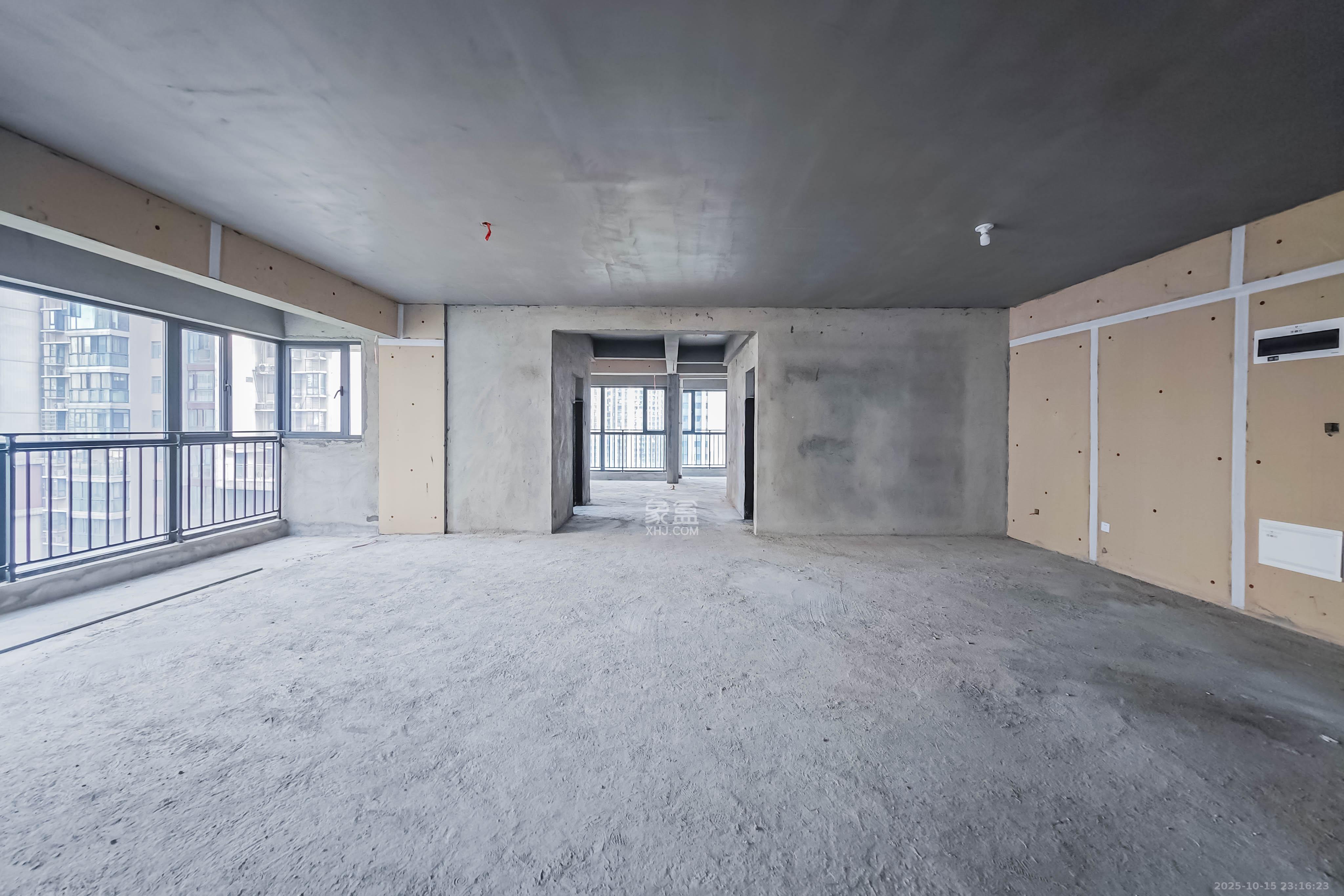 高峰璟麟府(高峰御园) 4室2厅2卫 170.0万 高峰璟麟府(高峰御园) 4室2厅2卫 170.0万客厅